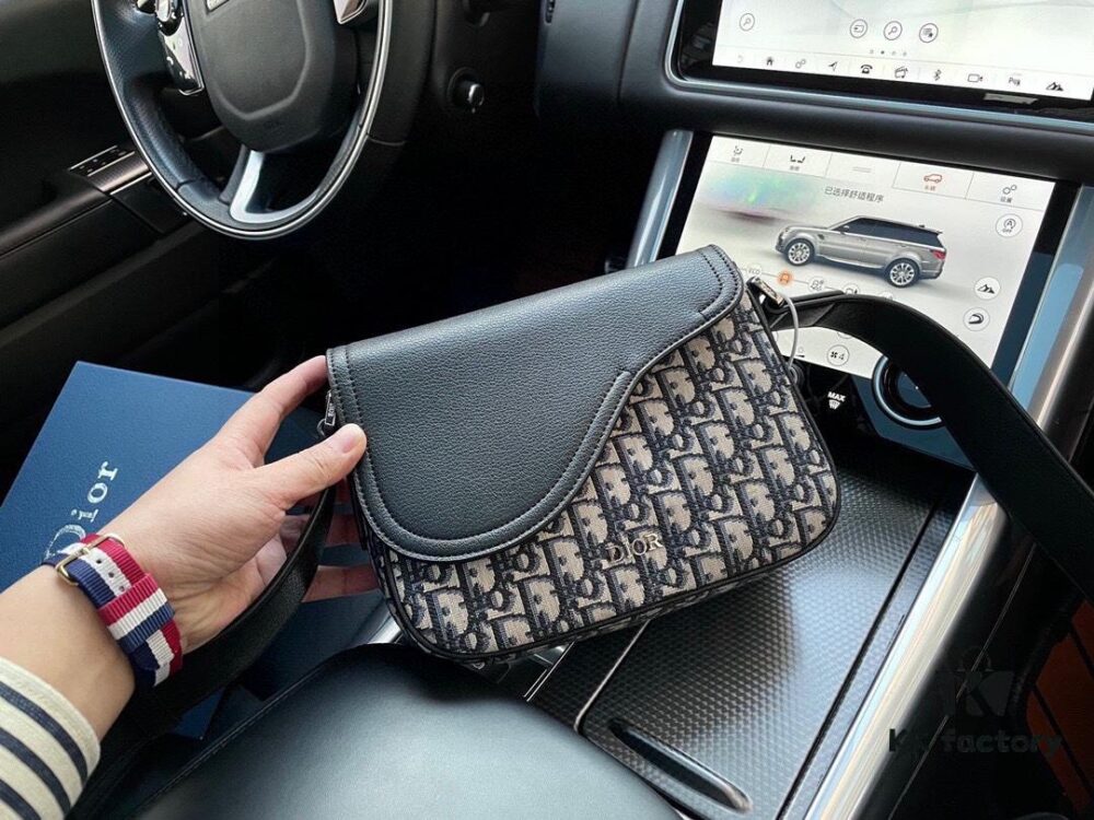 High-End New Arrival 'Dior Saddle' Messenger Bag, Oblique Monogram Embroidered, Premium Imported Canvas Fabric, Men's Crossbody Bag with Clear Logo Hardware, Smooth Zipper, Refined Craftsmanship
