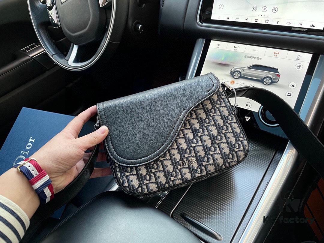 High-End New Arrival 'Dior Saddle' Messenger Bag, Oblique Monogram Embroidered, Premium Imported Canvas Fabric, Men's Crossbody Bag with Clear Logo Hardware, Smooth Zipper, Refined Craftsmanship