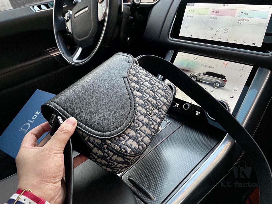High-End New Arrival 'Dior Saddle' Messenger Bag, Oblique Monogram Embroidered, Premium Imported Canvas Fabric, Men's Crossbody Bag with Clear Logo Hardware, Smooth Zipper, Refined Craftsmanship