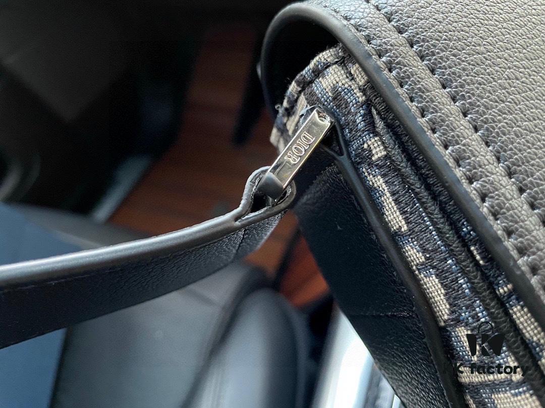 High-End New Arrival 'Dior Saddle' Messenger Bag, Oblique Monogram Embroidered, Premium Imported Canvas Fabric, Men's Crossbody Bag with Clear Logo Hardware, Smooth Zipper, Refined Craftsmanship