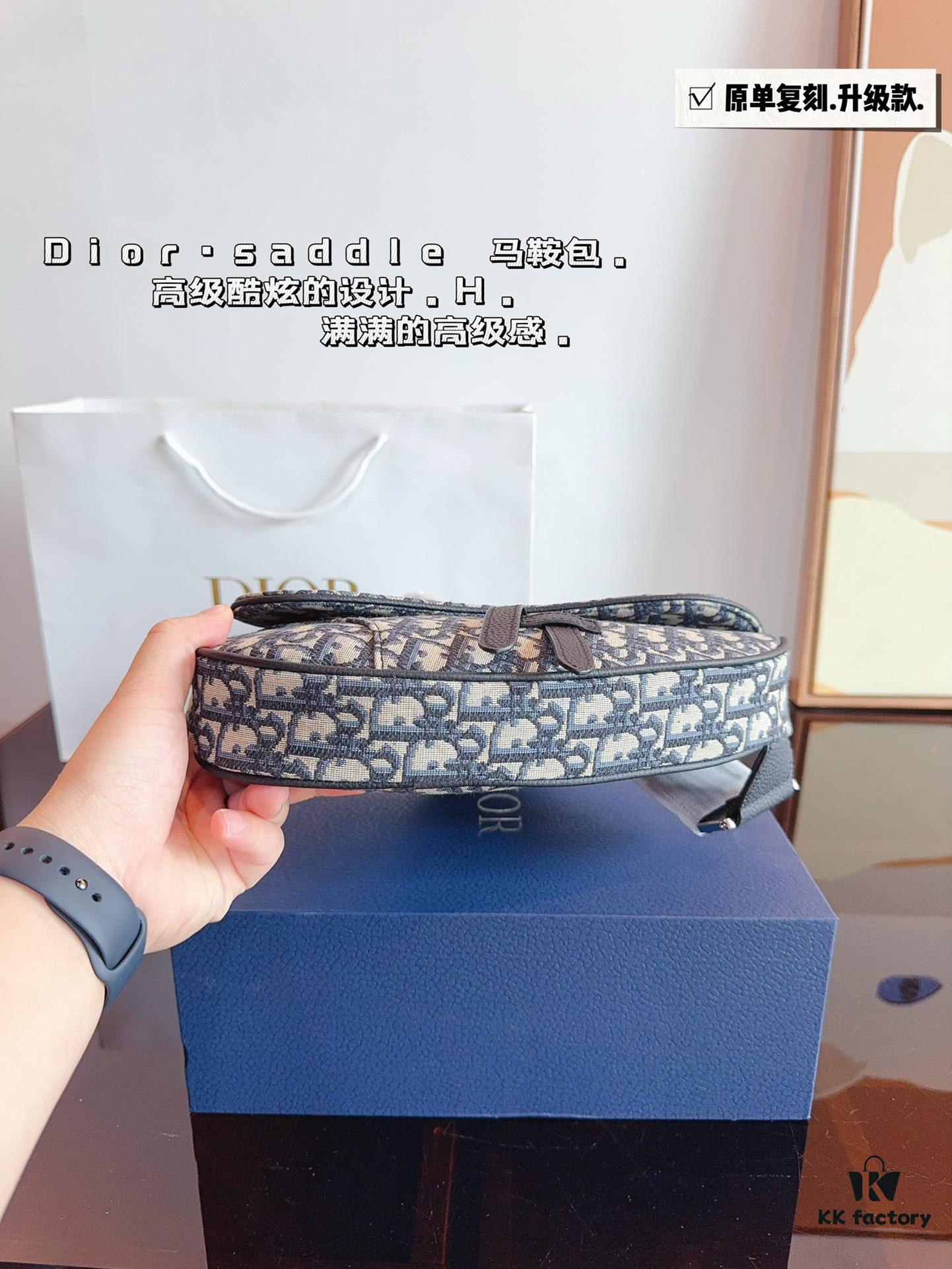 Dior Saddle Bag Homme - A Bold Statement in Streetwear Elegance