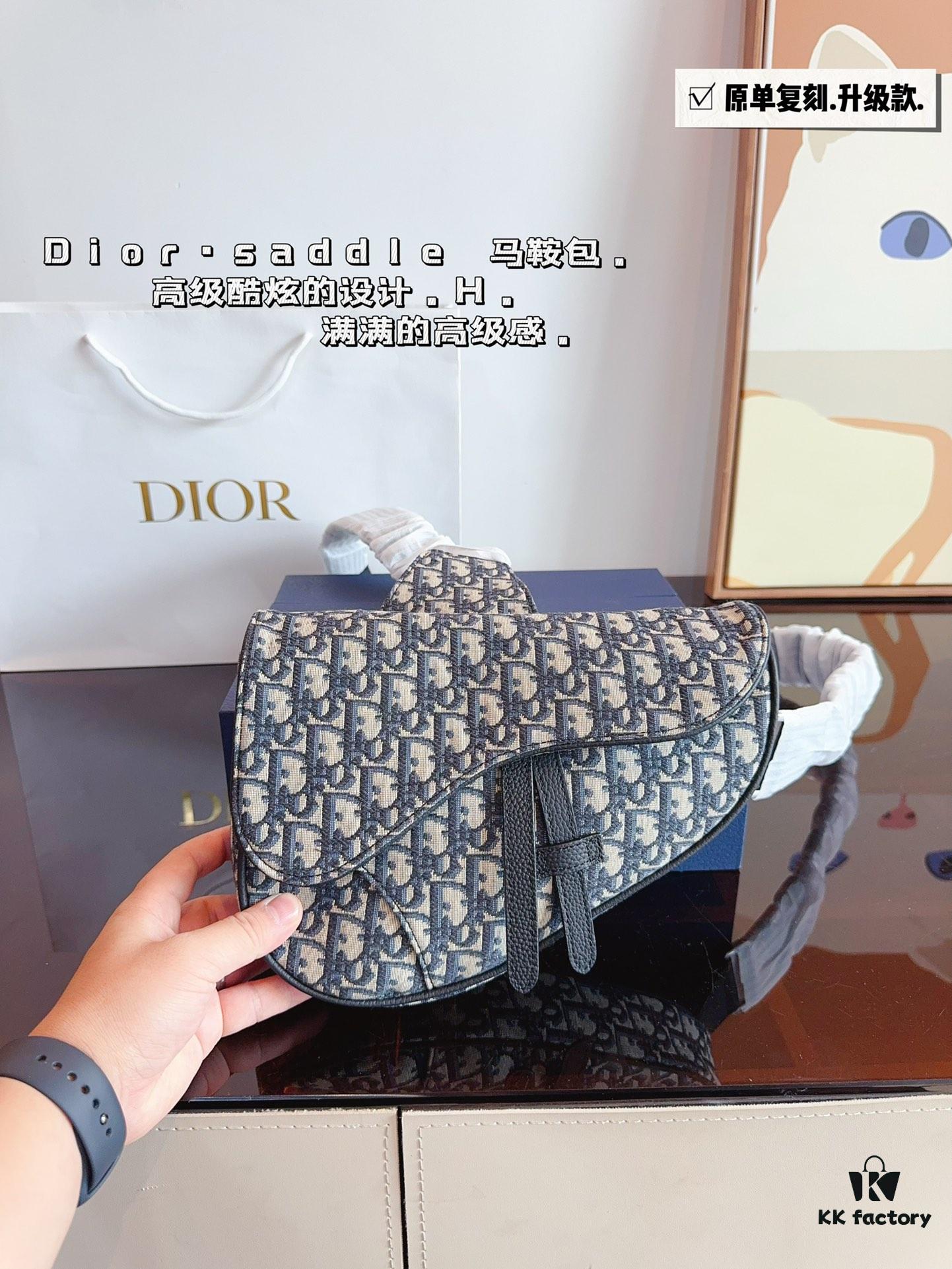 Dior Saddle Bag Homme - A Bold Statement in Streetwear Elegance