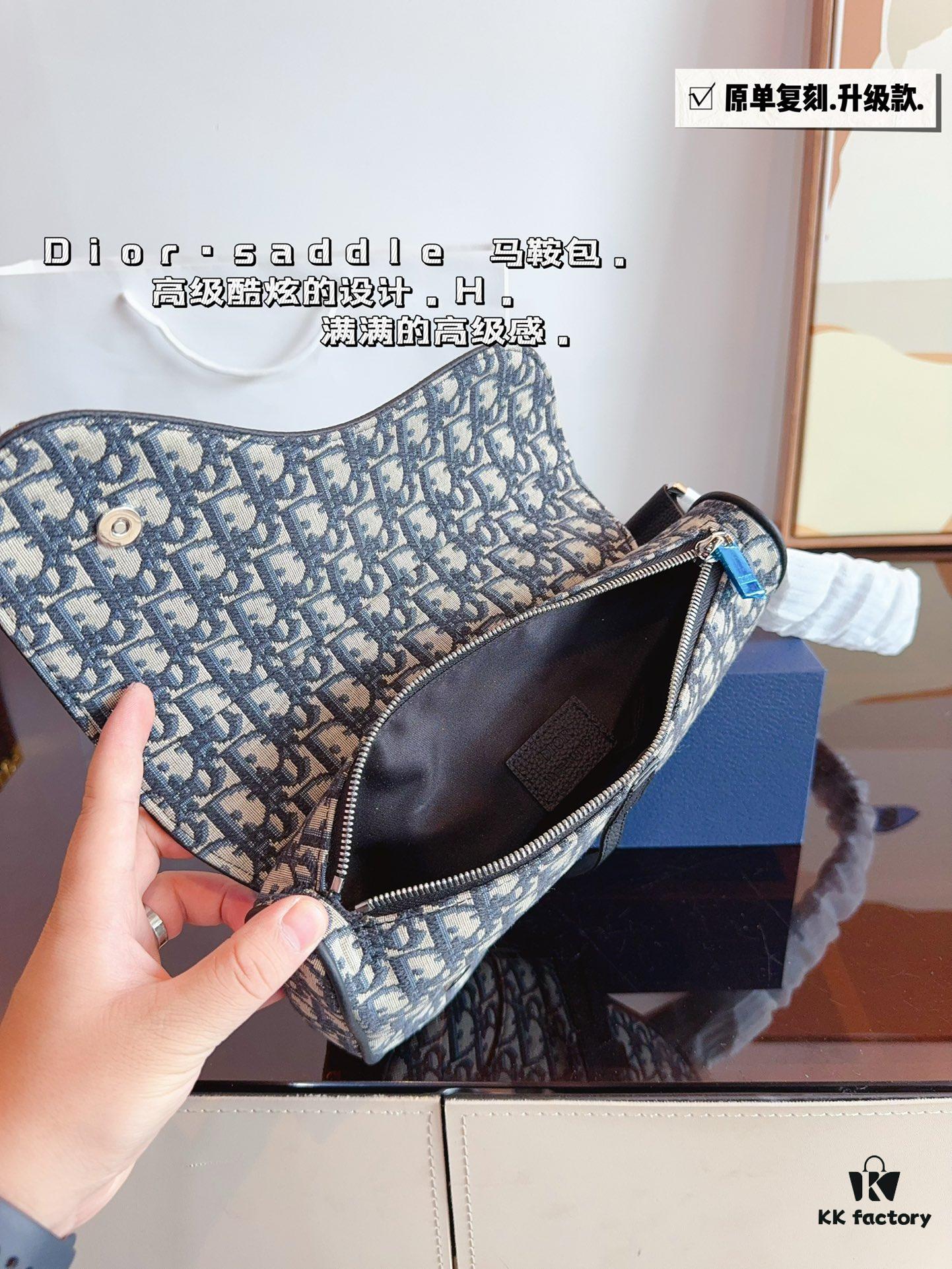 Dior Saddle Bag Homme - A Bold Statement in Streetwear Elegance