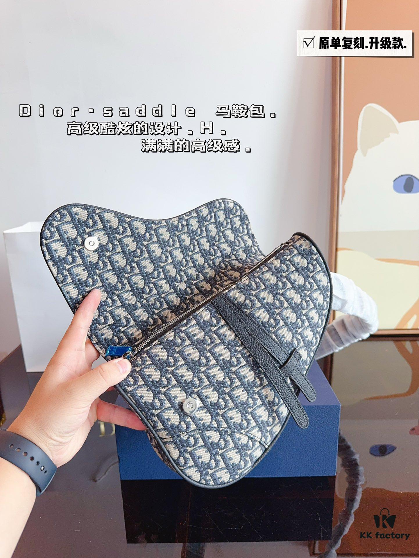 Dior Saddle Bag Homme - A Bold Statement in Streetwear Elegance