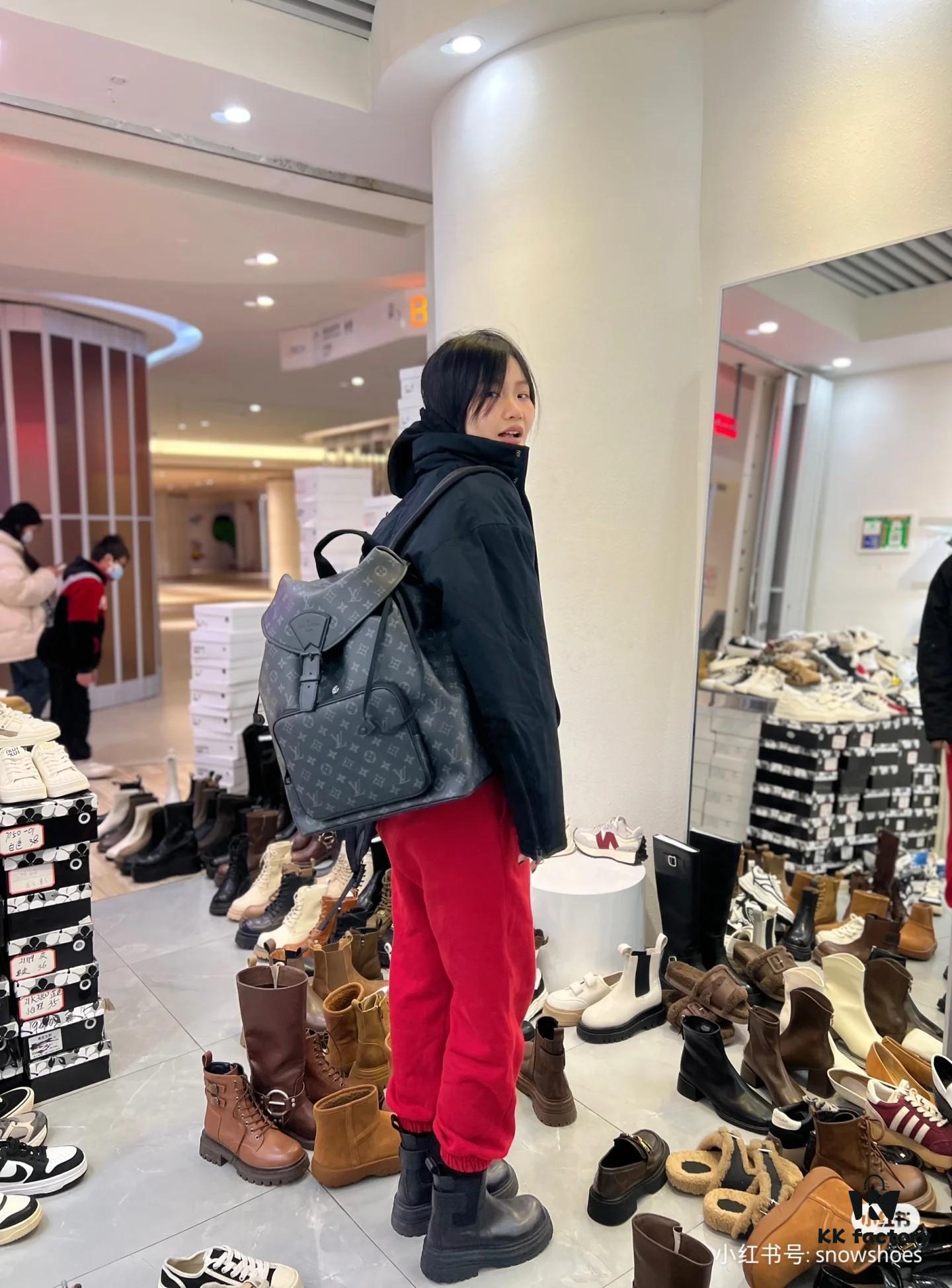 Full Steel Hardware Handshake Variable Code Chip Model M46683 Black Floral Backpack Top Quality Original Order This Montsouris Backpack Features a Monogram Eclipse Canvas with Cowhide Leather Trims Secured by Drawstring and Magnetic Closure A Large Zippered Front Compartment Allows Easy Access to Essentials While Adjustable Shoulder Straps Ensure Comfortable Carrying Experience 32.0 x 40.0 x 19.0 cm (Length x Height x Width)