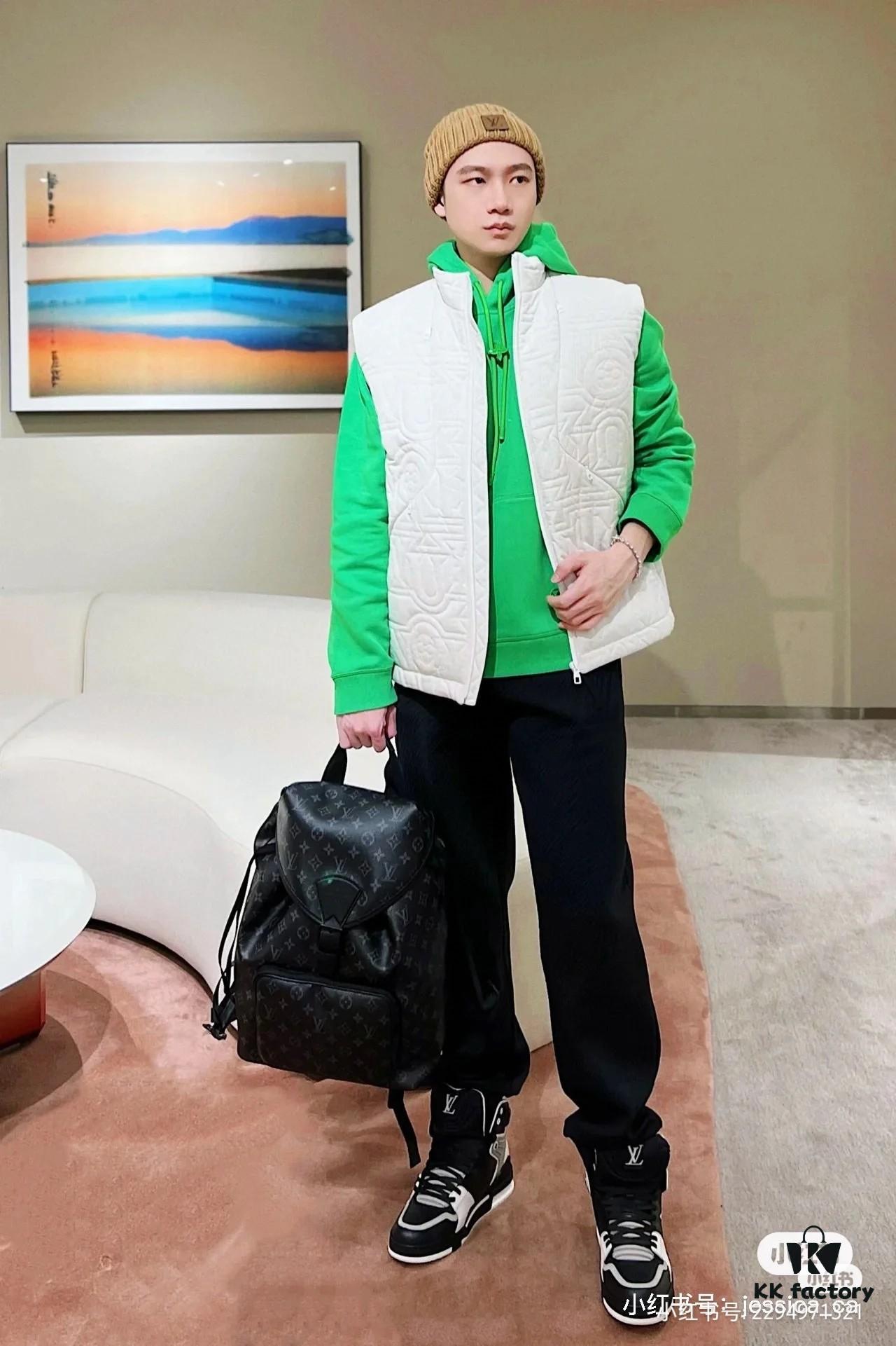 Full Steel Hardware Handshake Variable Code Chip Model M46683 Black Floral Backpack Top Quality Original Order This Montsouris Backpack Features a Monogram Eclipse Canvas with Cowhide Leather Trims Secured by Drawstring and Magnetic Closure A Large Zippered Front Compartment Allows Easy Access to Essentials While Adjustable Shoulder Straps Ensure Comfortable Carrying Experience 32.0 x 40.0 x 19.0 cm (Length x Height x Width)