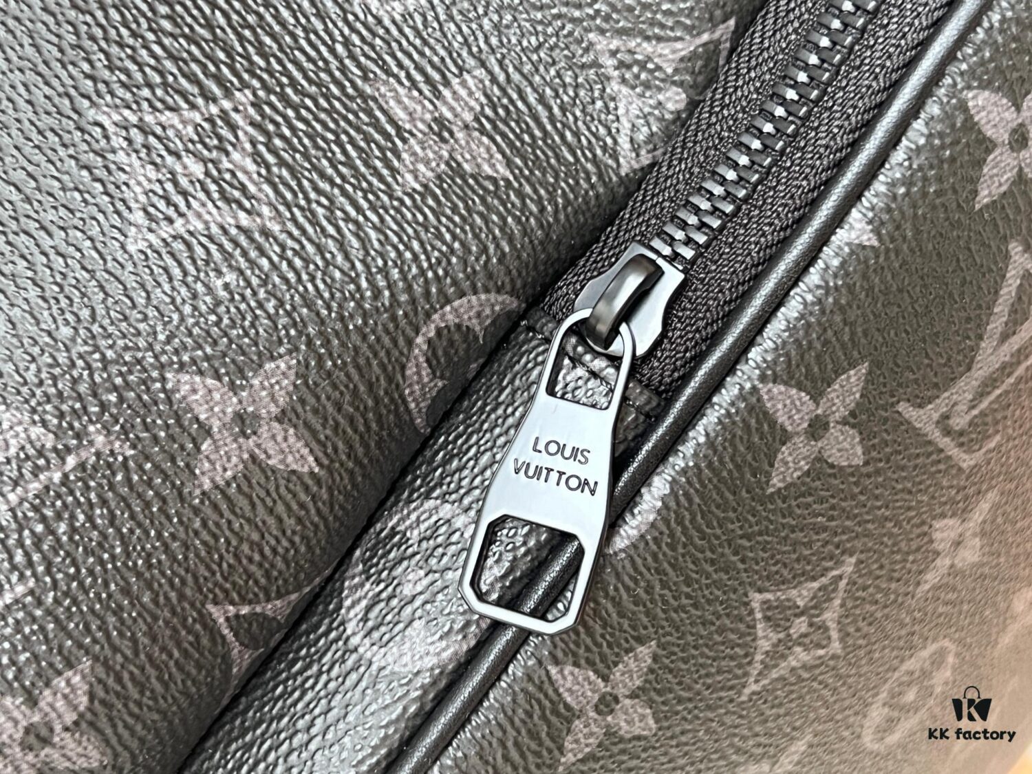 Full Steel Hardware Hand Feeling Chip Model M46683 Black Flower Backpack Top Original Single This Montsouris Backpack Features Monogram Eclipse Canvas with Cowhide Leather Trims Secured by Drawstring and Magnetic Closure A Large Front Zippered Compartment Ensures Convenient Access to Essentials While Adjustable Shoulder Straps Offer Comfortable Carrying Experience 32.0 x 40.0 x 19.0 cm (L x H x W)