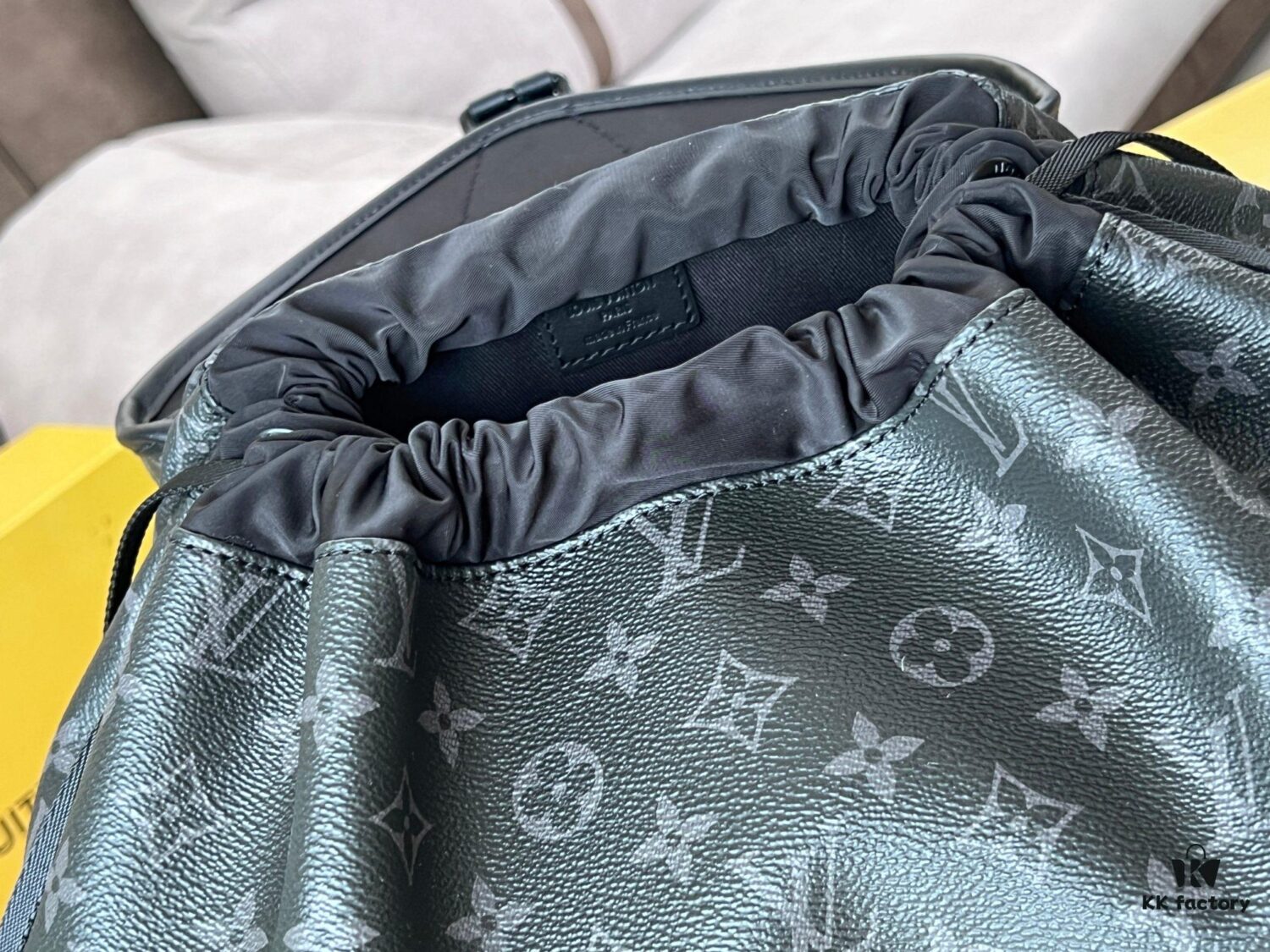 Full Steel Hardware Hand Feeling Chip Model M46683 Black Flower Backpack Top Original Single This Montsouris Backpack Features Monogram Eclipse Canvas with Cowhide Leather Trims Secured by Drawstring and Magnetic Closure A Large Front Zippered Compartment Ensures Convenient Access to Essentials While Adjustable Shoulder Straps Offer Comfortable Carrying Experience 32.0 x 40.0 x 19.0 cm (L x H x W)