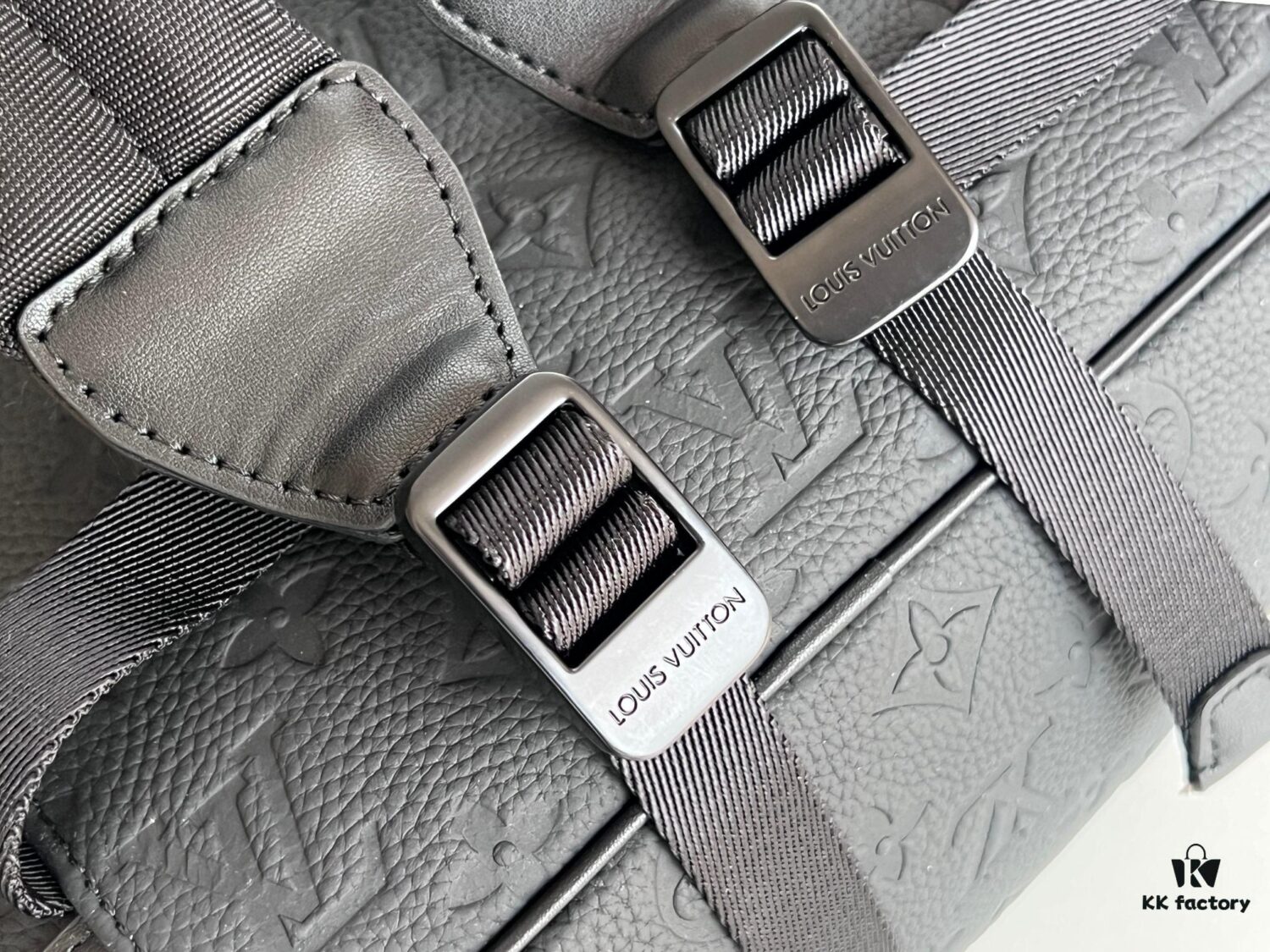 Genuine Original Chip Version 🍾 Model: M20899 Full Leather Embossed Small Backpack 🎮 This Christopher Backpack Features a Compact Classic Design