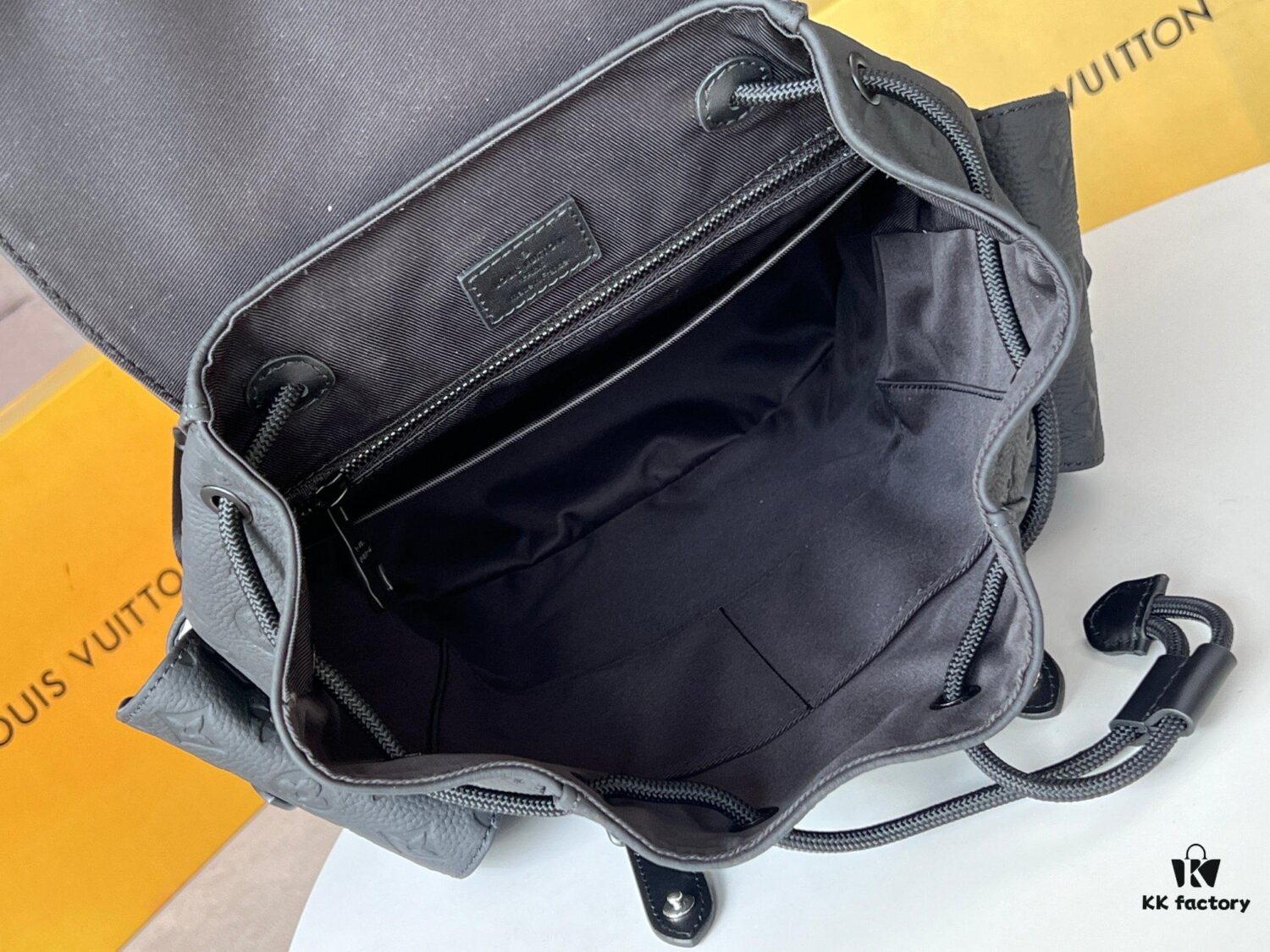 Genuine Original Chip Version 🍾 Model: M20899 Full Leather Embossed Small Backpack 🎮 This Christopher Backpack Features a Compact Classic Design