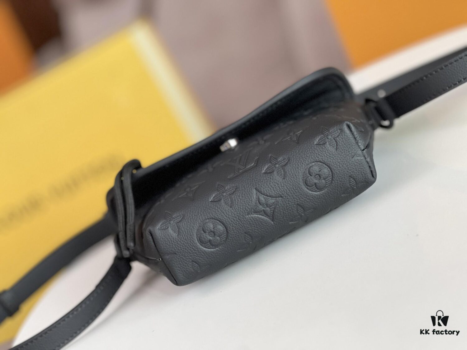 Original Stock Full-Grain Leather with Chip, All-Steel Hardware, Embossed Calfskin Model: M12636 Pulse Mini Bag