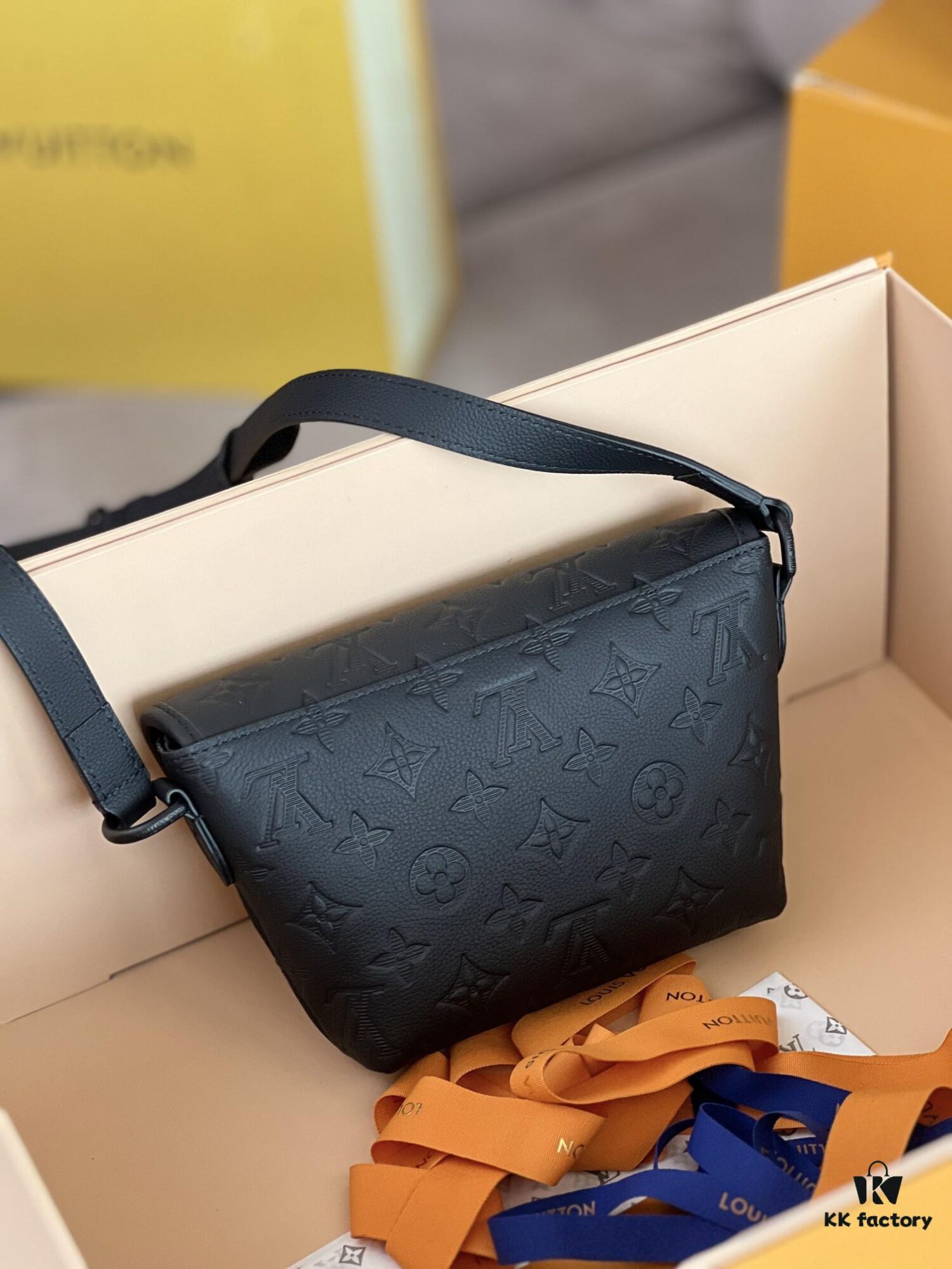 Original Stock Full-Grain Leather with Chip, All-Steel Hardware, Embossed Calfskin Model: M12636 Pulse Mini Bag