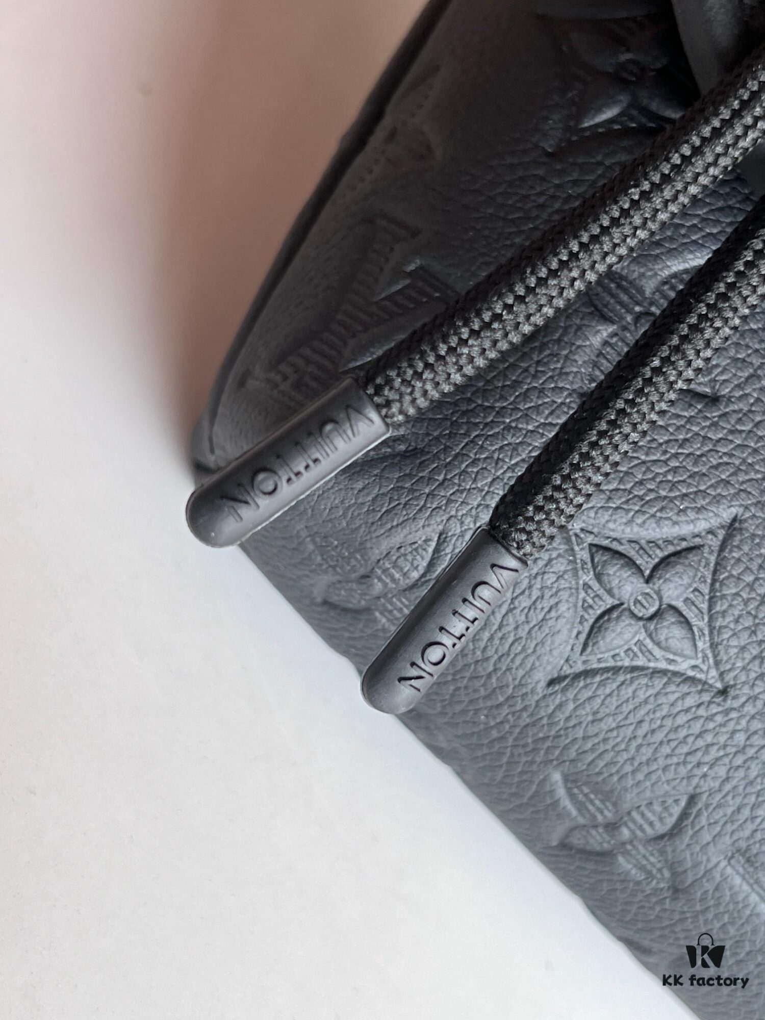 Original Stock Full-Grain Leather with Chip, All-Steel Hardware, Embossed Calfskin Model: M12636 Pulse Mini Bag