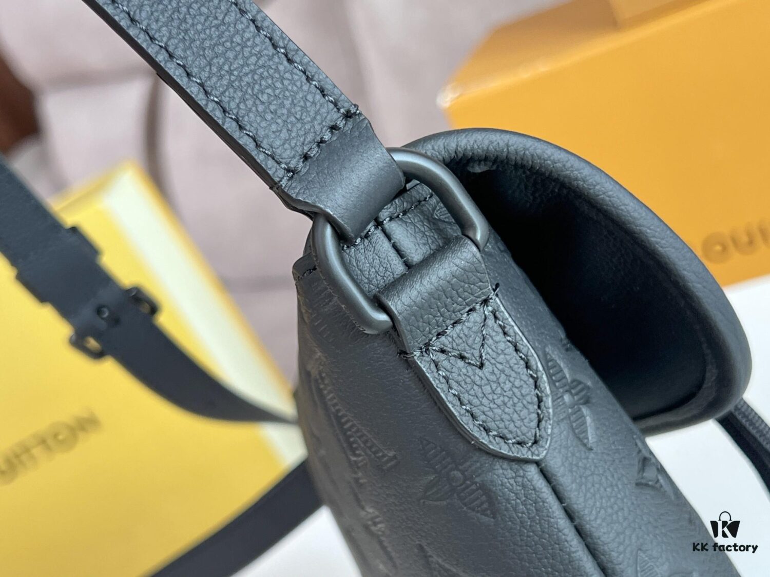 Original Stock Full-Grain Leather with Chip, All-Steel Hardware, Embossed Calfskin Model: M12636 Pulse Mini Bag