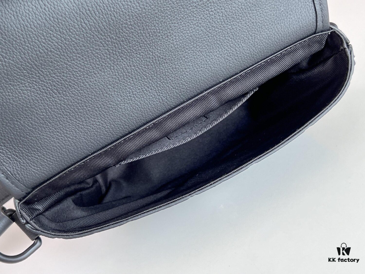 Original Stock Full-Grain Leather with Chip, All-Steel Hardware, Embossed Calfskin Model: M12636 Pulse Mini Bag