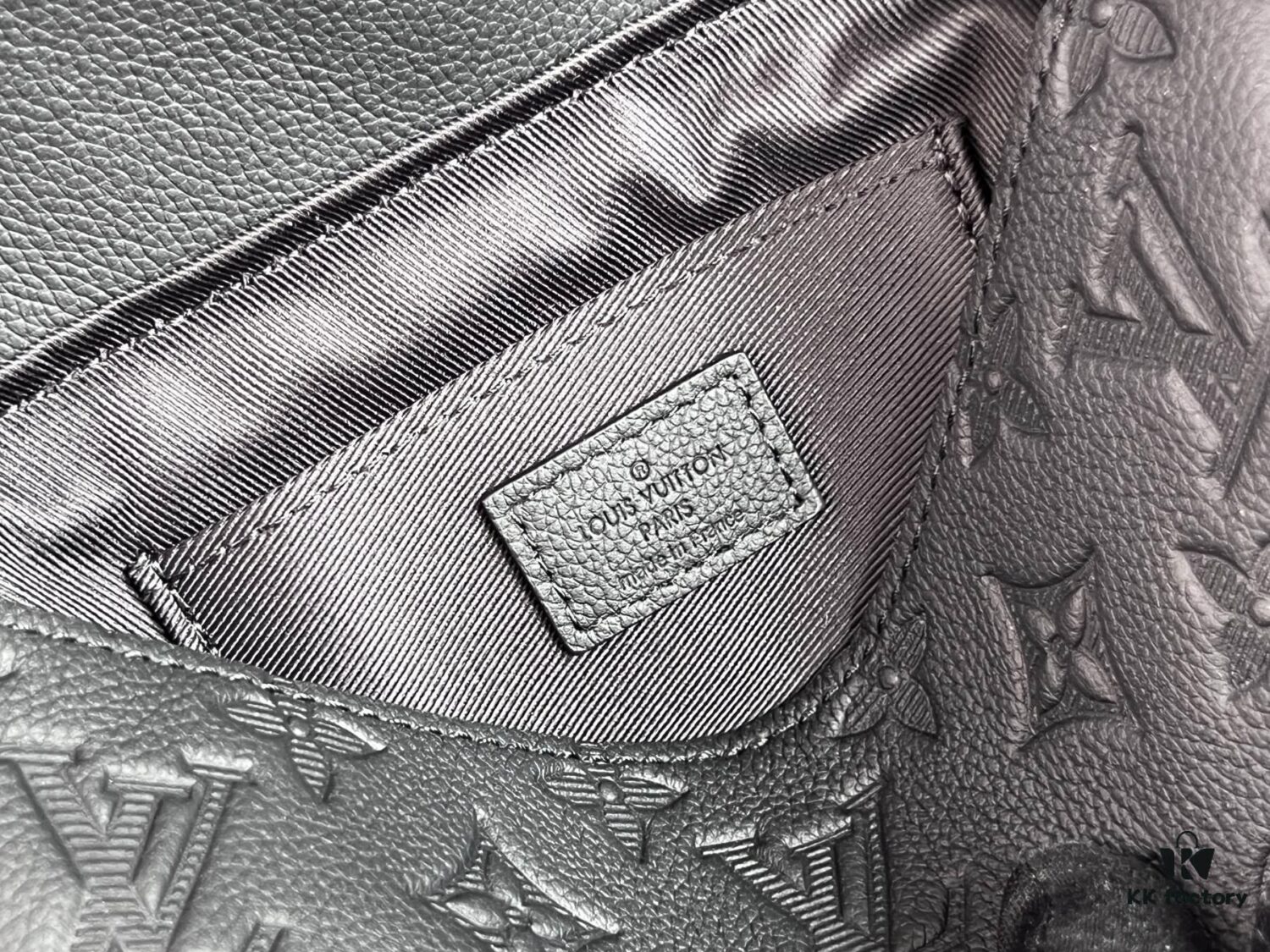 Original Stock Full-Grain Leather with Chip, All-Steel Hardware, Embossed Calfskin Model: M12636 Pulse Mini Bag