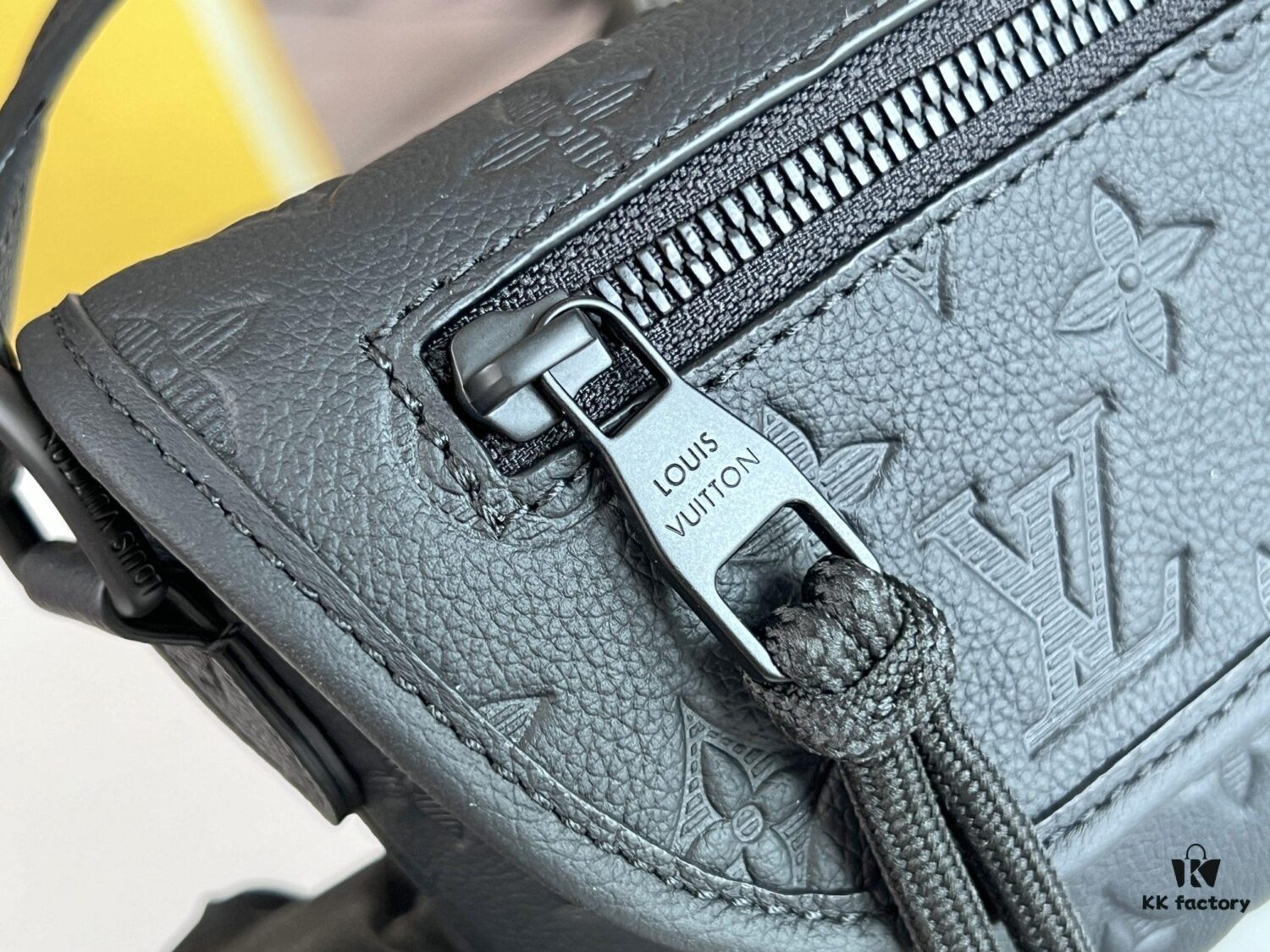 Original Stock Full-Grain Leather with Chip, All-Steel Hardware, Embossed Calfskin Model: M12636 Pulse Mini Bag