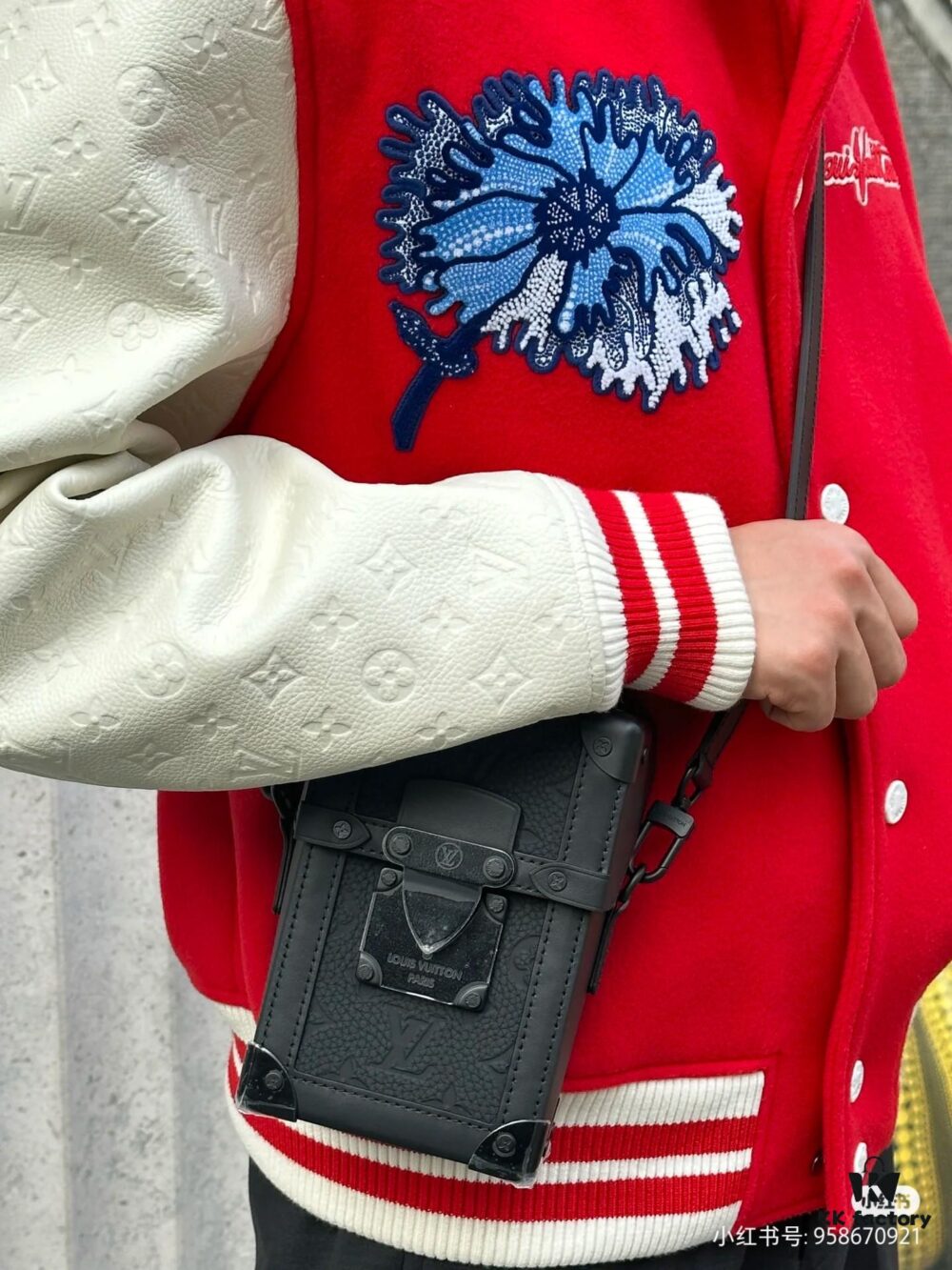 🖤【Top-tier Original Order 😇 Reencoding Chip】Upgraded Exclusive High-definition Real Photo ✈️ Model: M82070 Embossed Camera Bag