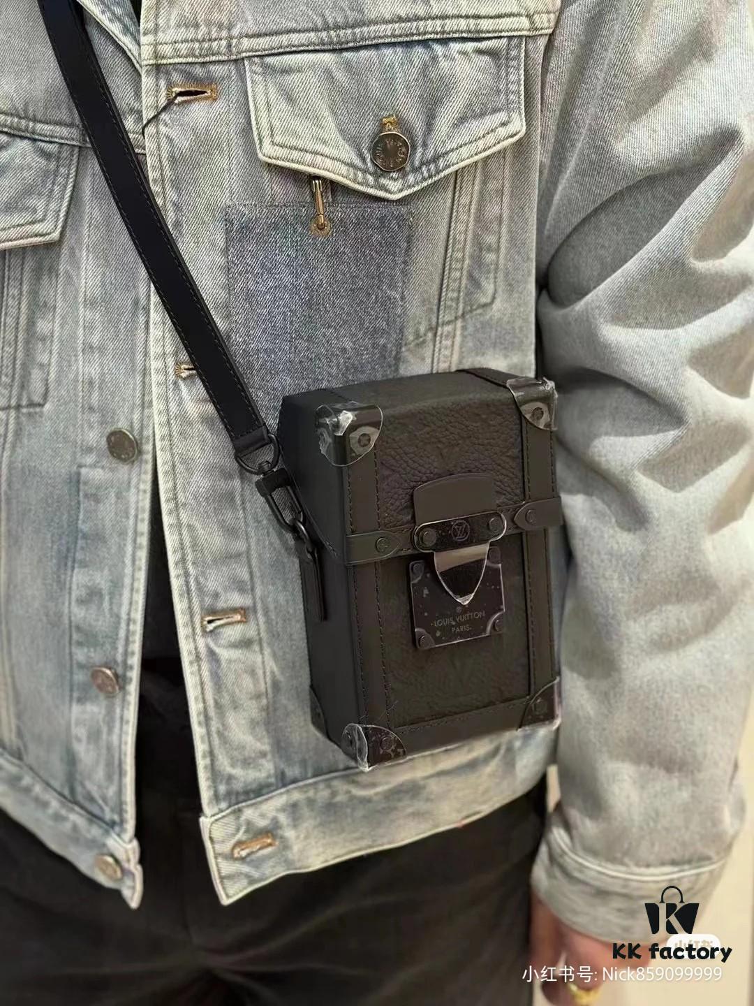 🖤【Top-tier Original Order 😇 Reencoding Chip】Upgraded Exclusive High-definition Real Photo ✈️ Model: M82070 Embossed Camera Bag