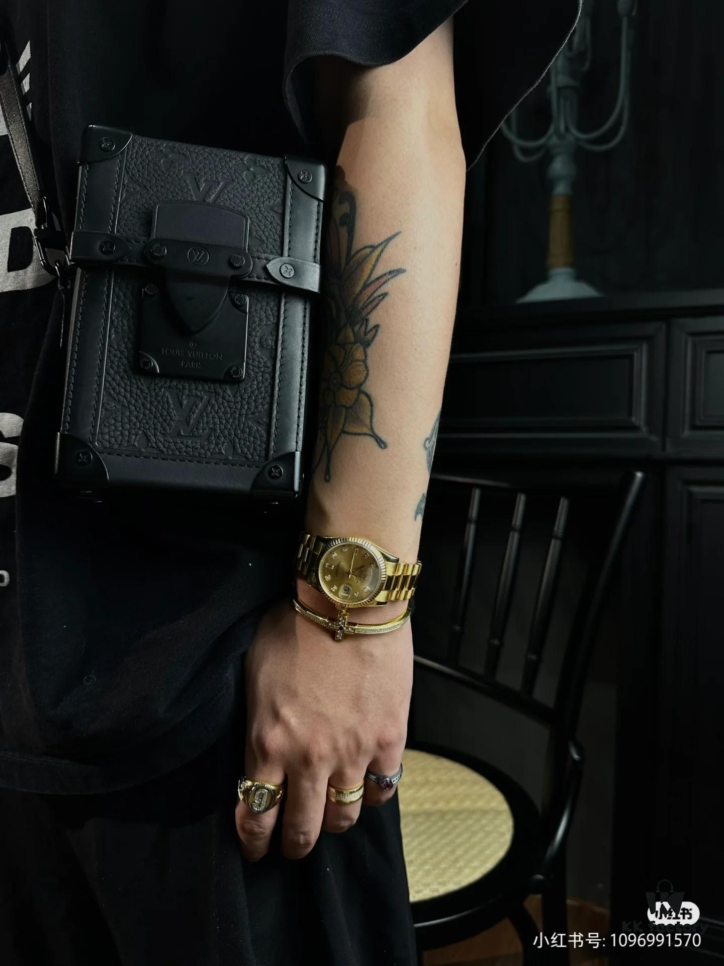 🖤【Top-tier Original Order 😇 Reencoding Chip】Upgraded Exclusive High-definition Real Photo ✈️ Model: M82070 Embossed Camera Bag