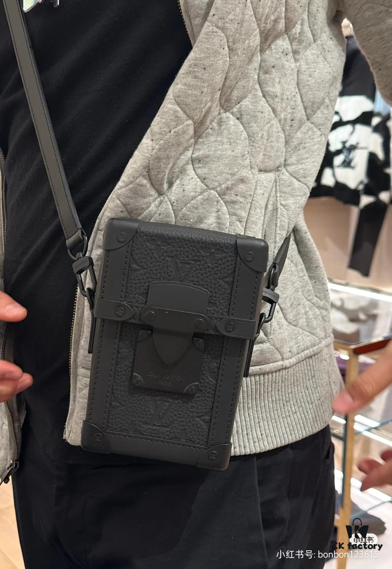 🖤【Top-tier Original Order 😇 Reencoding Chip】Upgraded Exclusive High-definition Real Photo ✈️ Model: M82070 Embossed Camera Bag