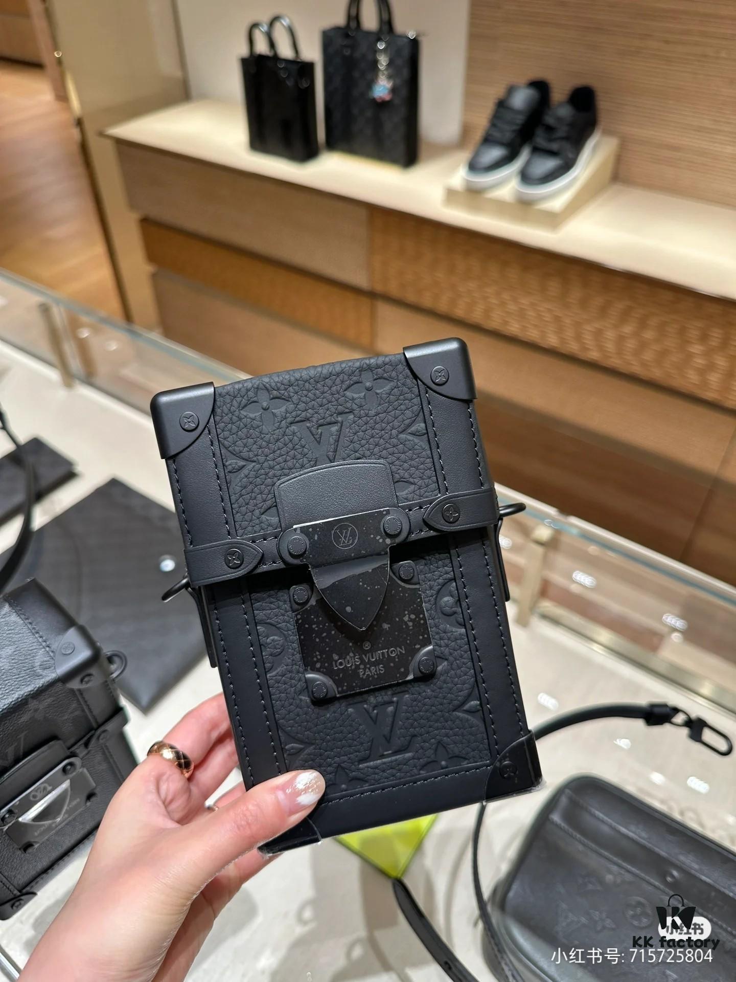 🖤【Top-tier Original Order 😇 Reencoding Chip】Upgraded Exclusive High-definition Real Photo ✈️ Model: M82070 Embossed Camera Bag