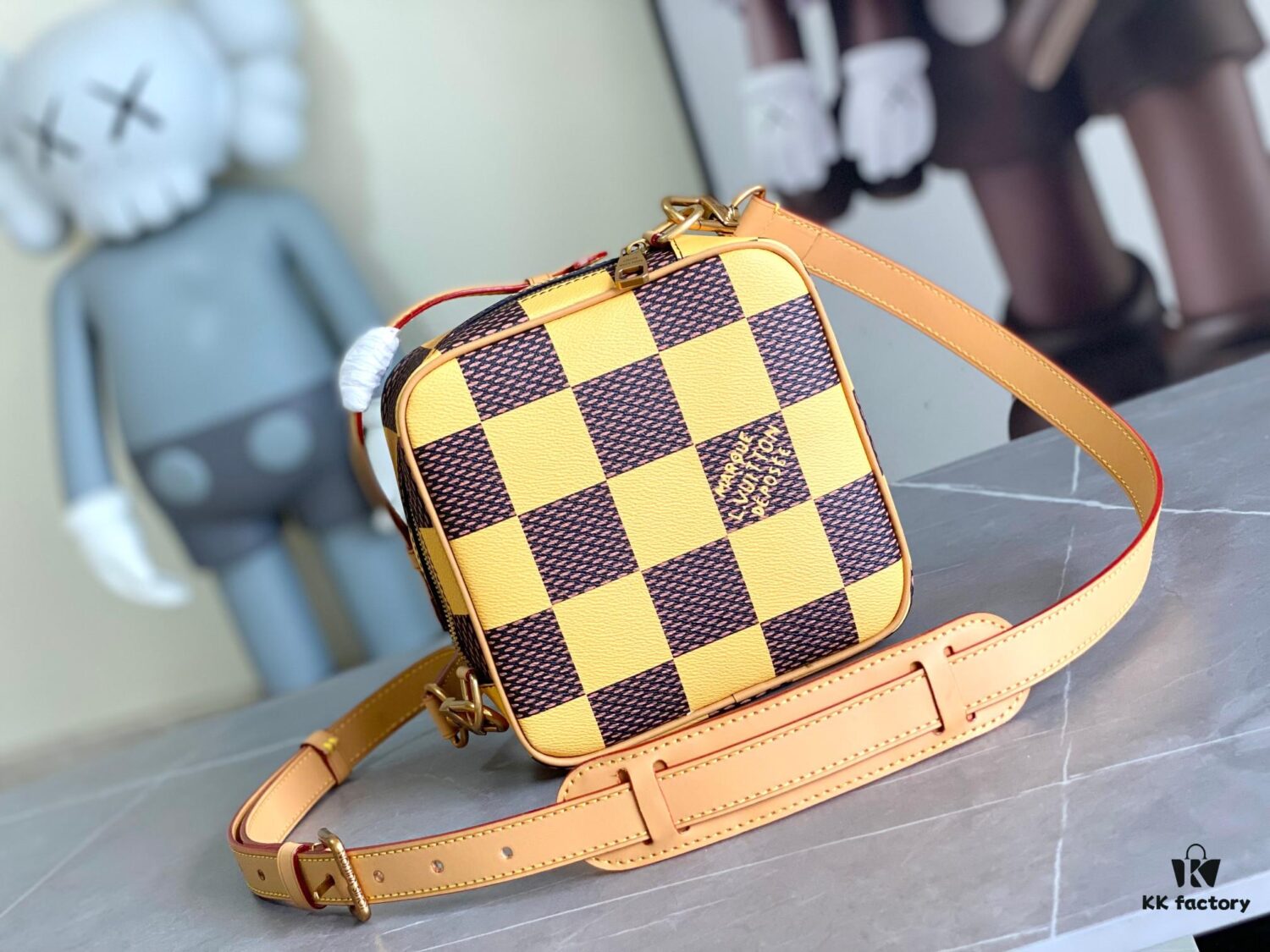 N40548 Orange N40561 Red N40547 Blue N40563 Green N40562 Yellow LV Square Bag Louis Vuitton 2024 Spring-Summer Men's Collection Advertising Special