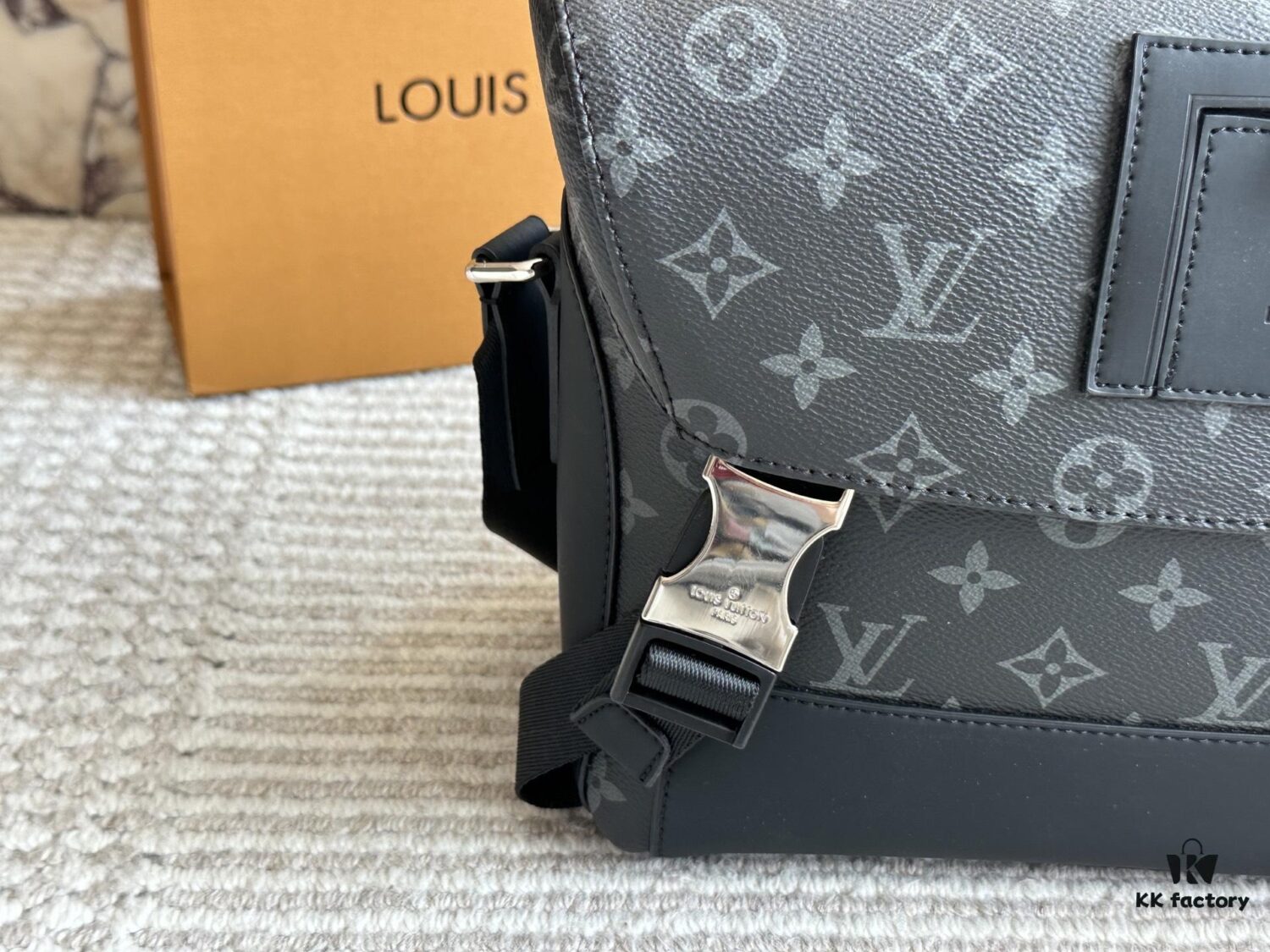 LV Messenger Bag Top Replica Fashionable Men's Crossbody Bag for Everyday Use