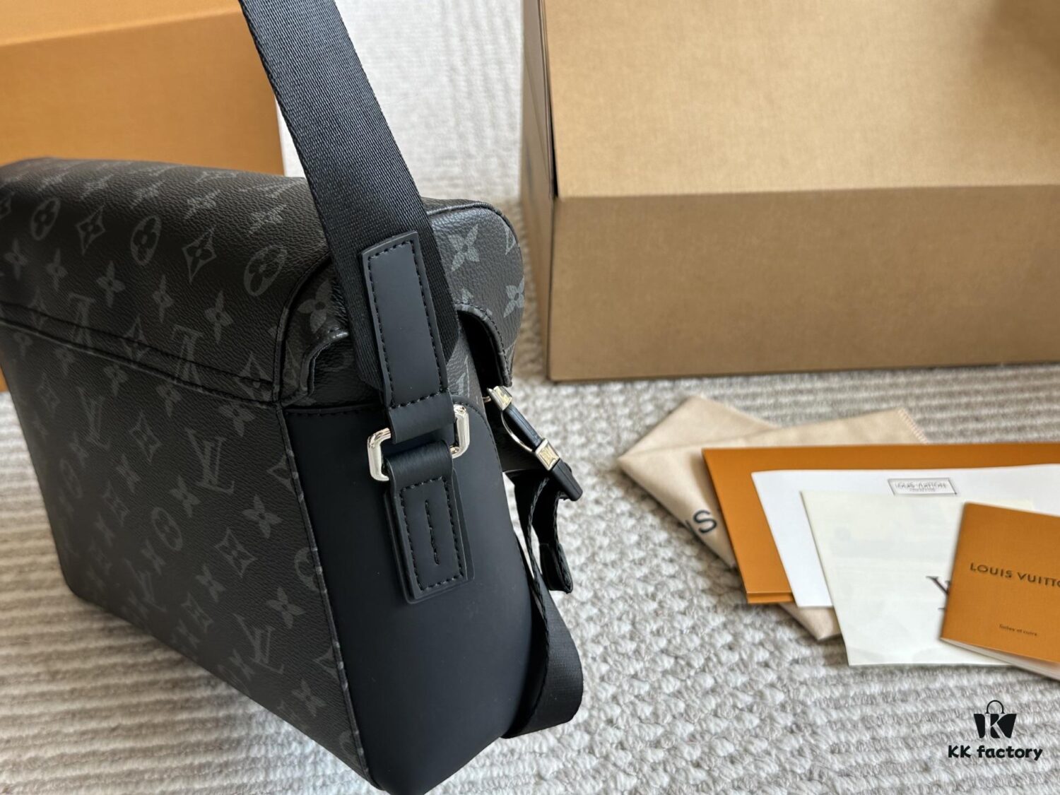 LV Messenger Bag Top Replica Fashionable Men's Crossbody Bag for Everyday Use