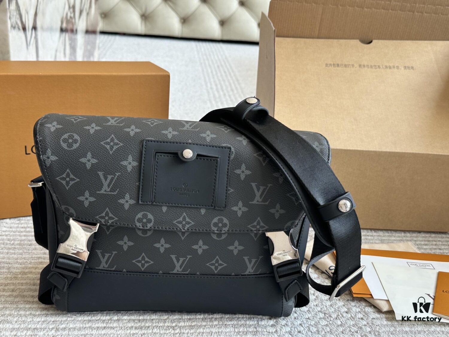LV Messenger Bag Top Replica Fashionable Men's Crossbody Bag for Everyday Use
