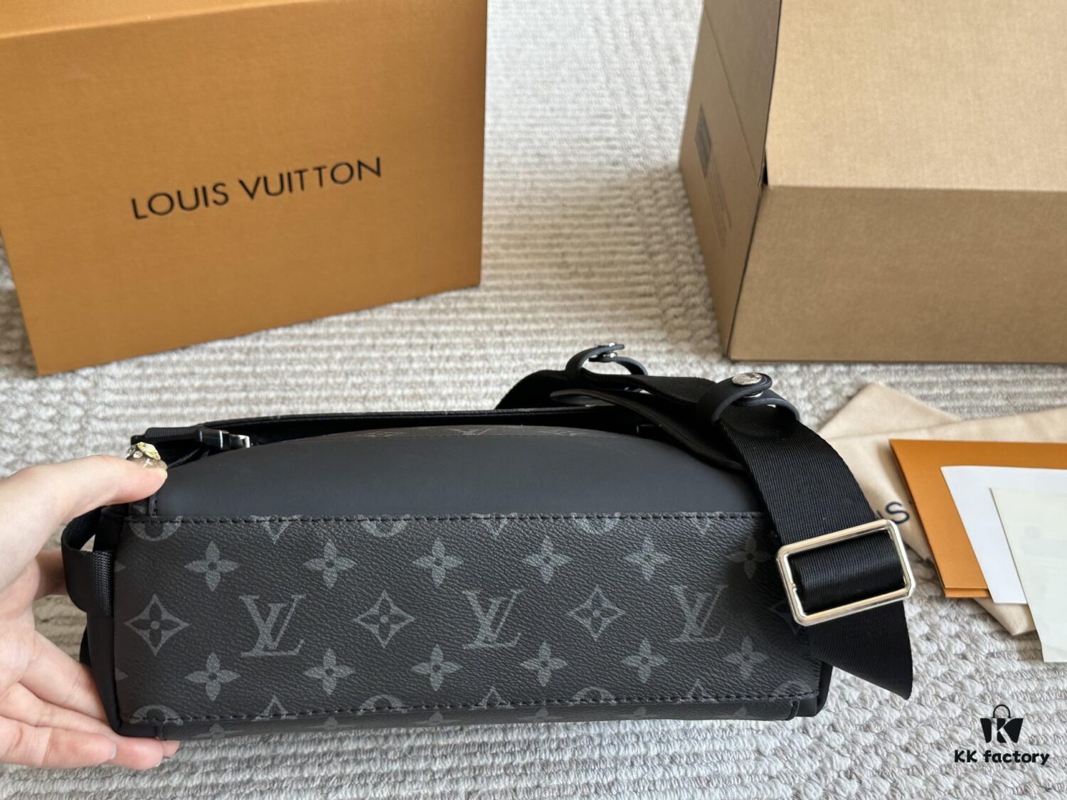 LV Messenger Bag Top Replica Fashionable Men's Crossbody Bag for Everyday Use