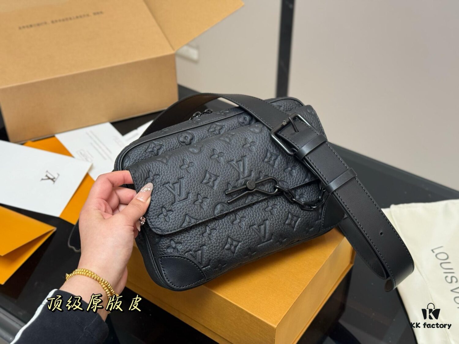 LV Men's Messenger Bag VOYAGER Foldable Box Plane Box Included Size: 25*18cm