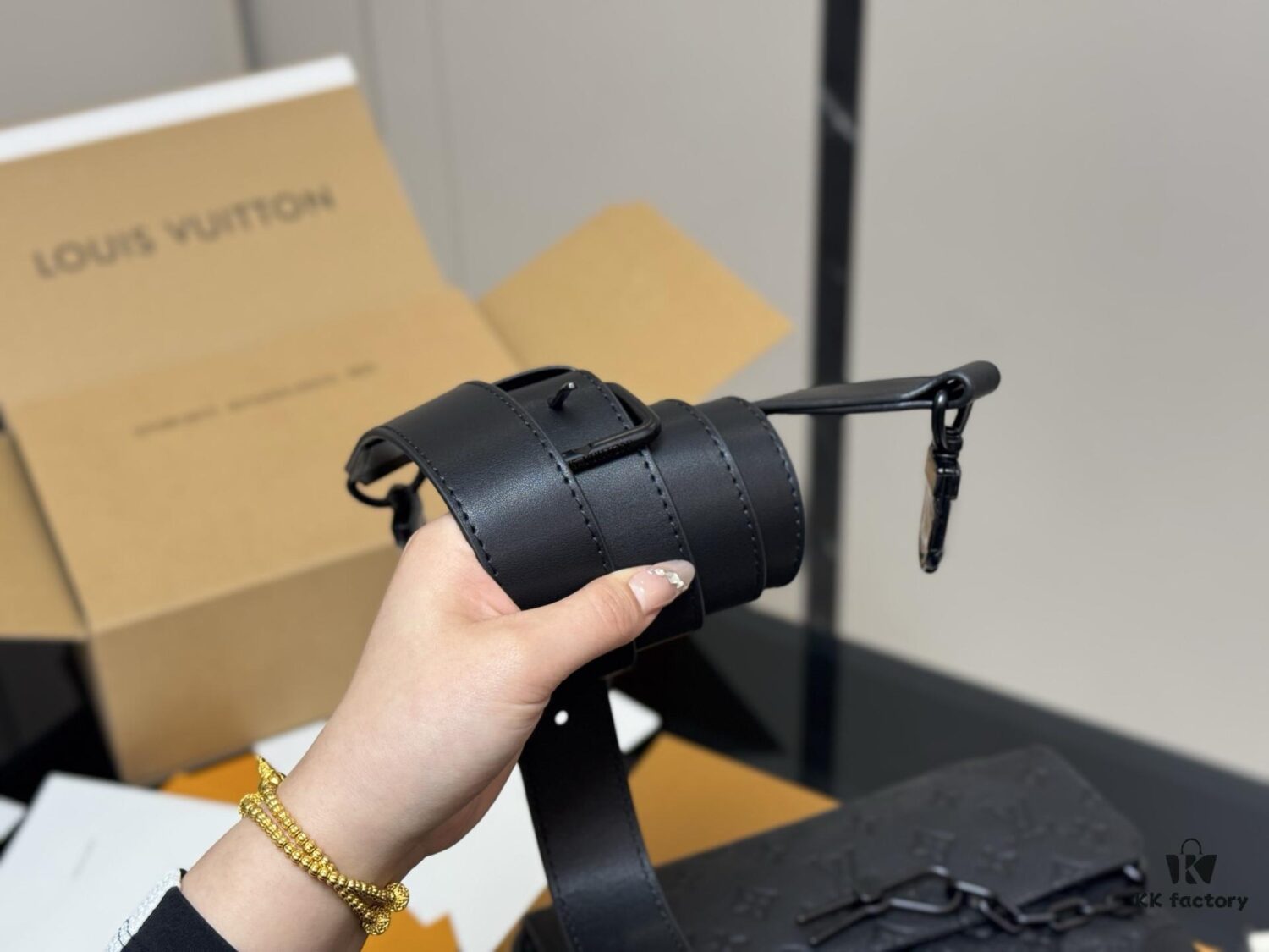 LV Men's Messenger Bag VOYAGER Foldable Box Plane Box Included Size: 25*18cm