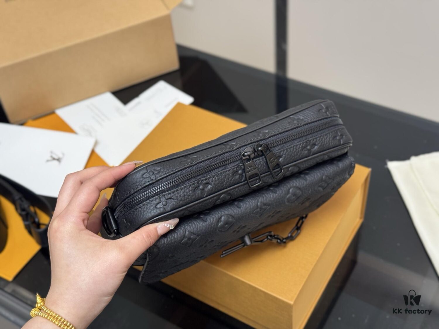 LV Men's Messenger Bag VOYAGER Foldable Box Plane Box Included Size: 25*18cm