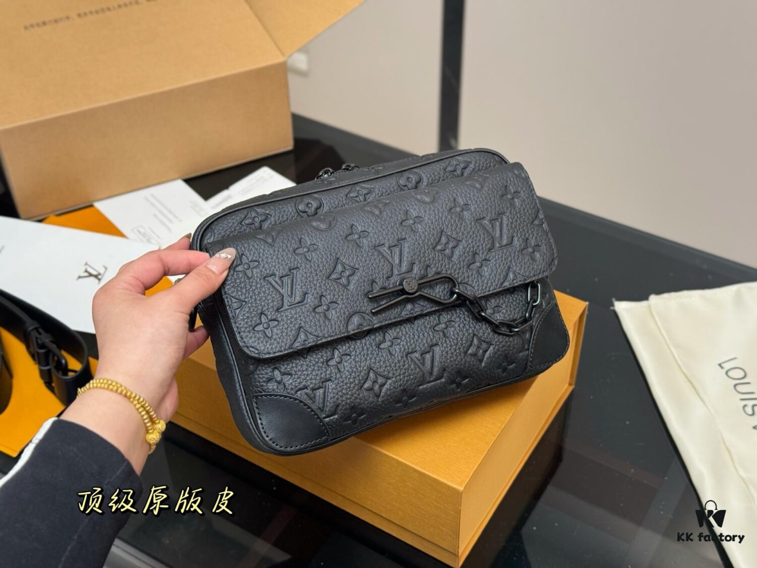 LV Men's Messenger Bag VOYAGER Foldable Box Plane Box Included Size: 25*18cm