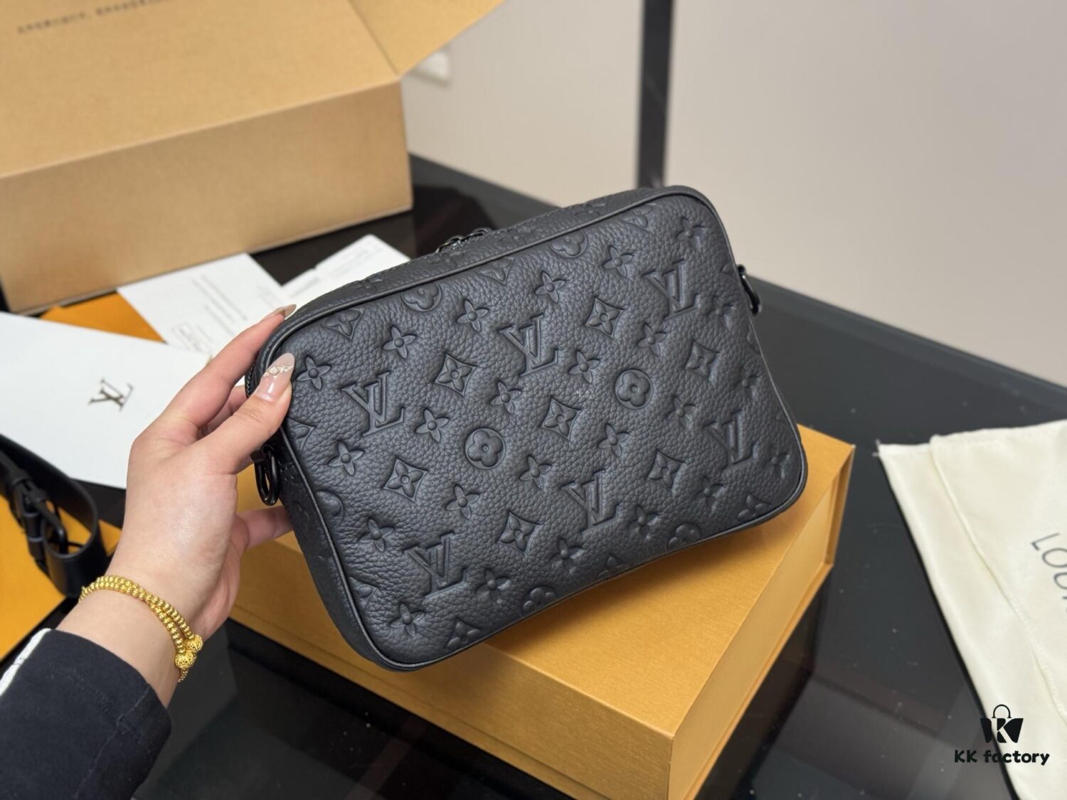 LV Men's Messenger Bag VOYAGER Foldable Box Plane Box Included Size: 25*18cm