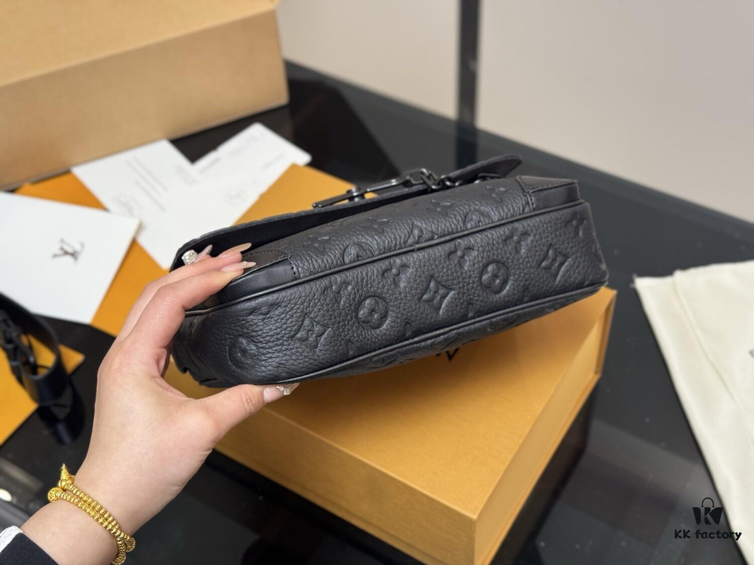 LV Men's Messenger Bag VOYAGER Foldable Box Plane Box Included Size: 25*18cm