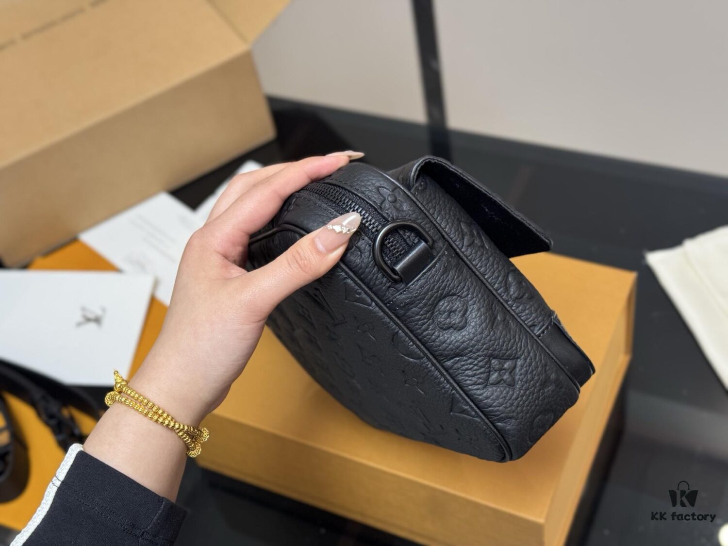 LV Men's Messenger Bag VOYAGER Foldable Box Plane Box Included Size: 25*18cm