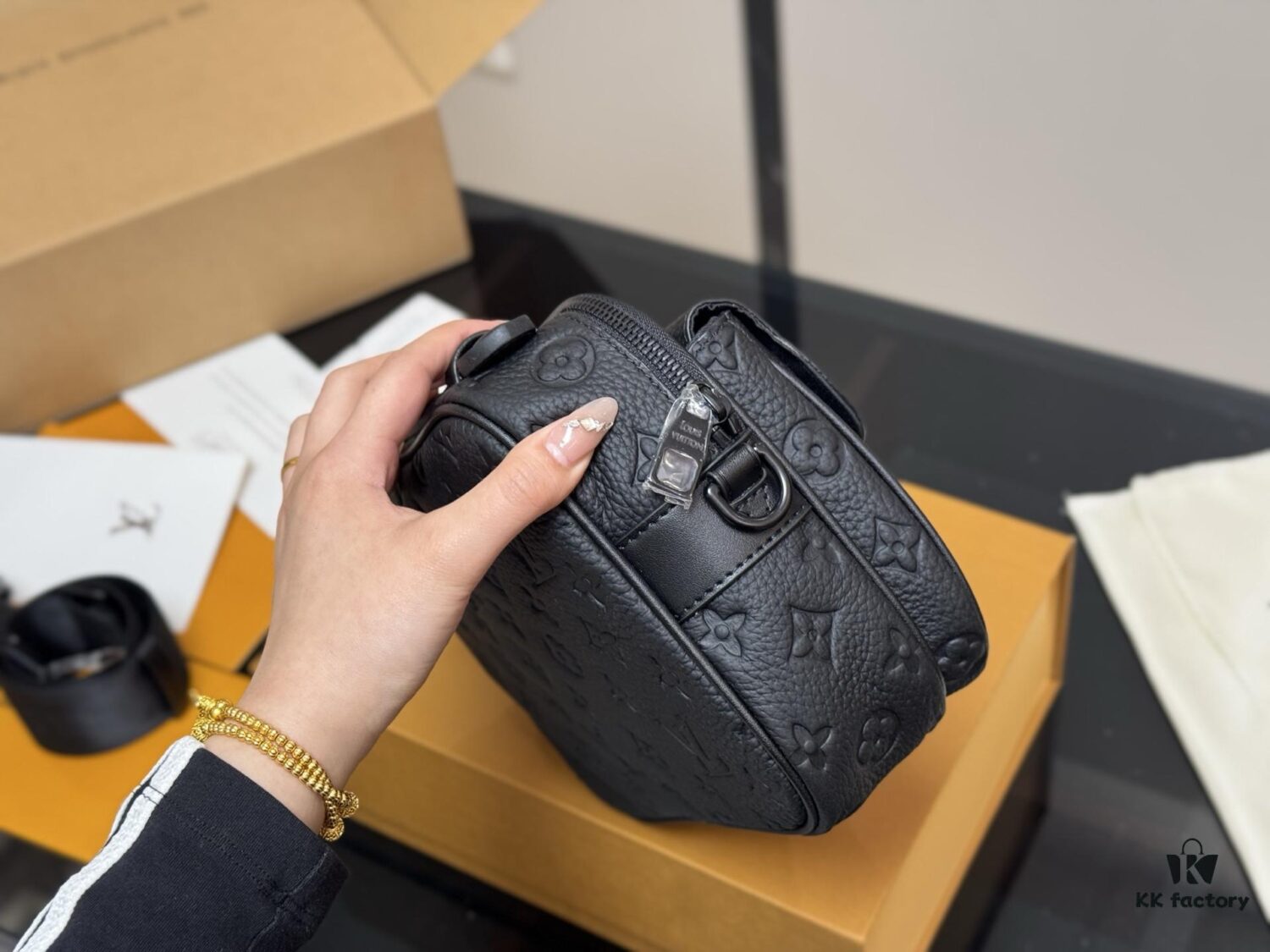 New Men's Messenger Bag with Foldable Aircraft Box Packaging