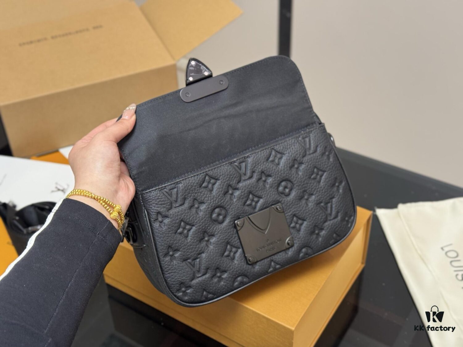 New Men's Messenger Bag with Foldable Aircraft Box Packaging