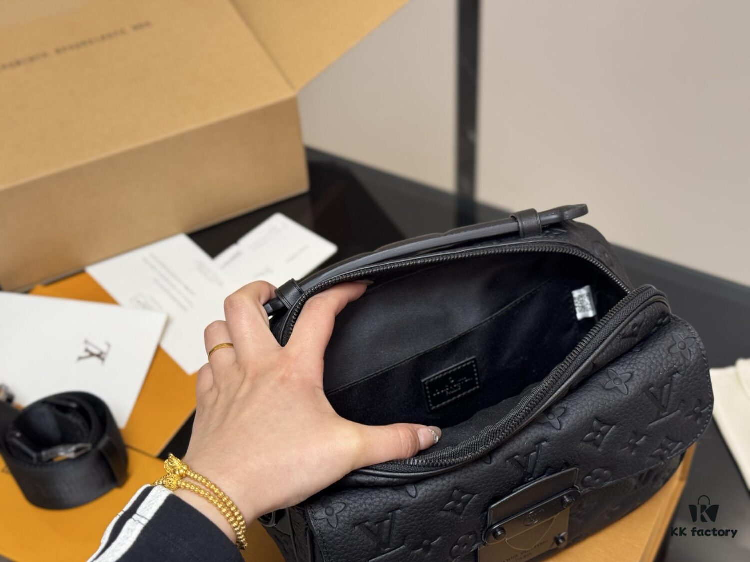 New Men's Messenger Bag with Foldable Aircraft Box Packaging