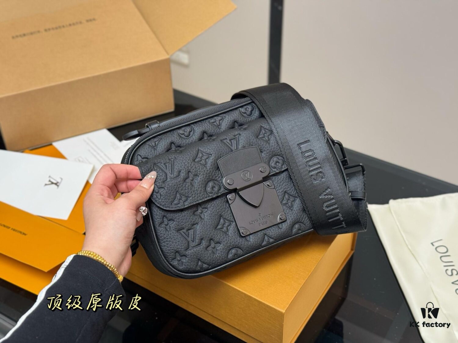 New Men's Messenger Bag with Foldable Aircraft Box Packaging