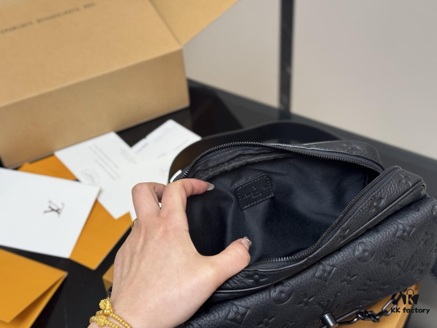 LV Men's Messenger Bag VOYAGER Foldable Box Plane Box Included Size: 25*18cm