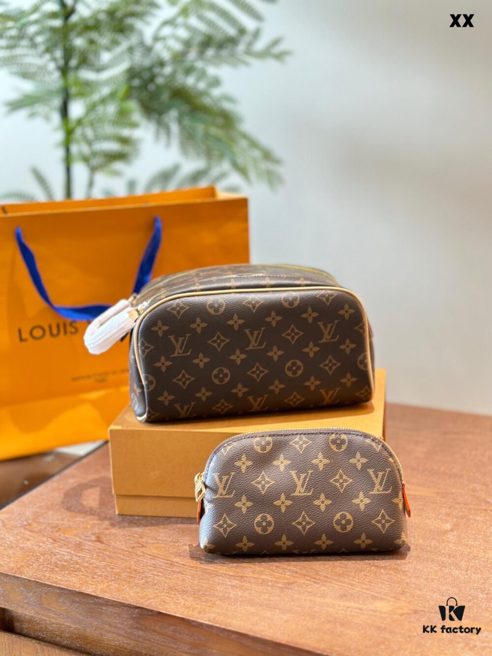 Color-Changing Cowhide LV Fashion Cosmetic Bag, Dual-Zip Design, Classic Monogram, Imported Original PVC Material, Size: 27x13cm