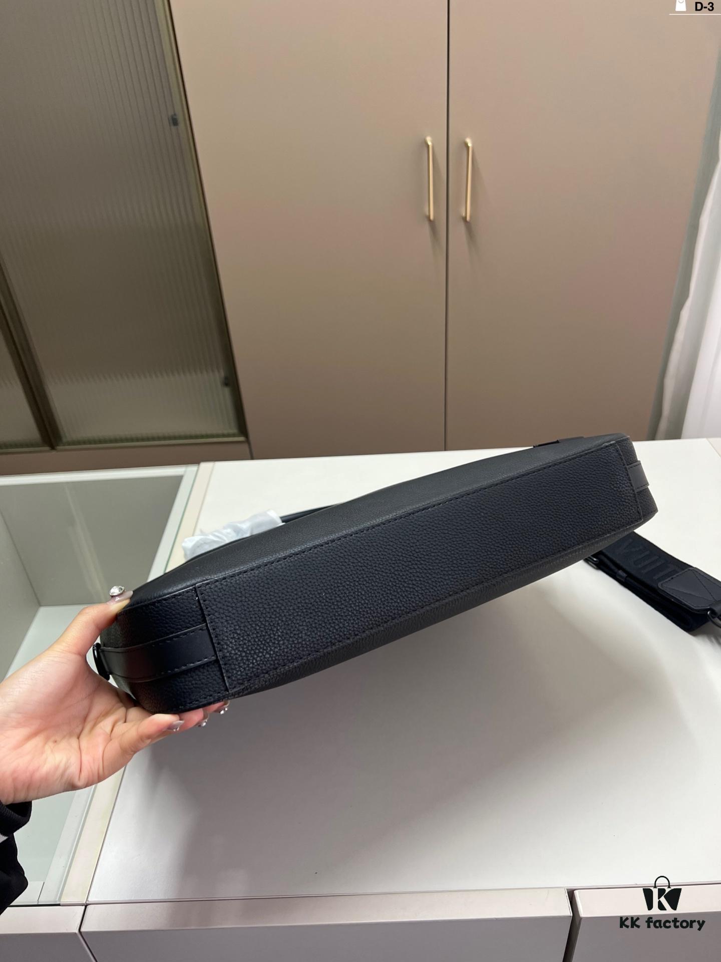 Louis Vuitton Men's Briefcase, Can Be Worn Crossbody or Carried by Hand, Spacious Capacity Fits Documents and Laptop, Size D-3-2 40×28