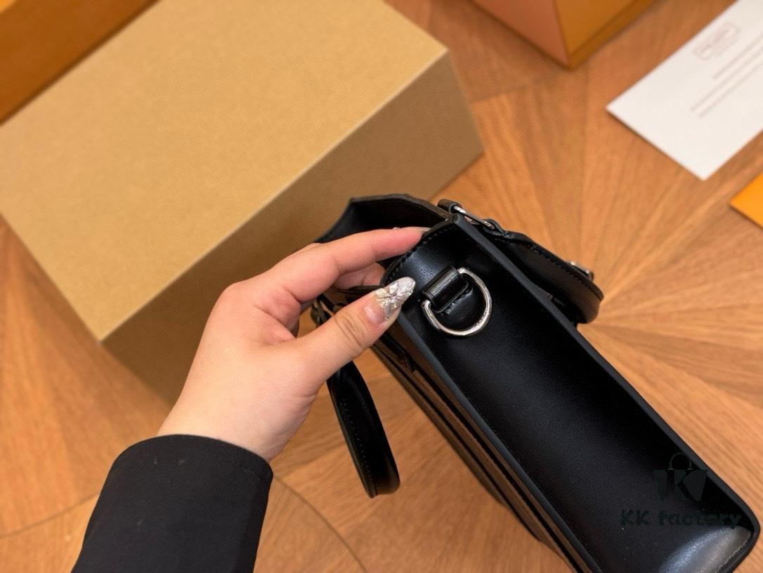 LV Men's Sac Plat VOYAGER Tote Bag with Foldable Aircraft Box, Size: 22.19cm