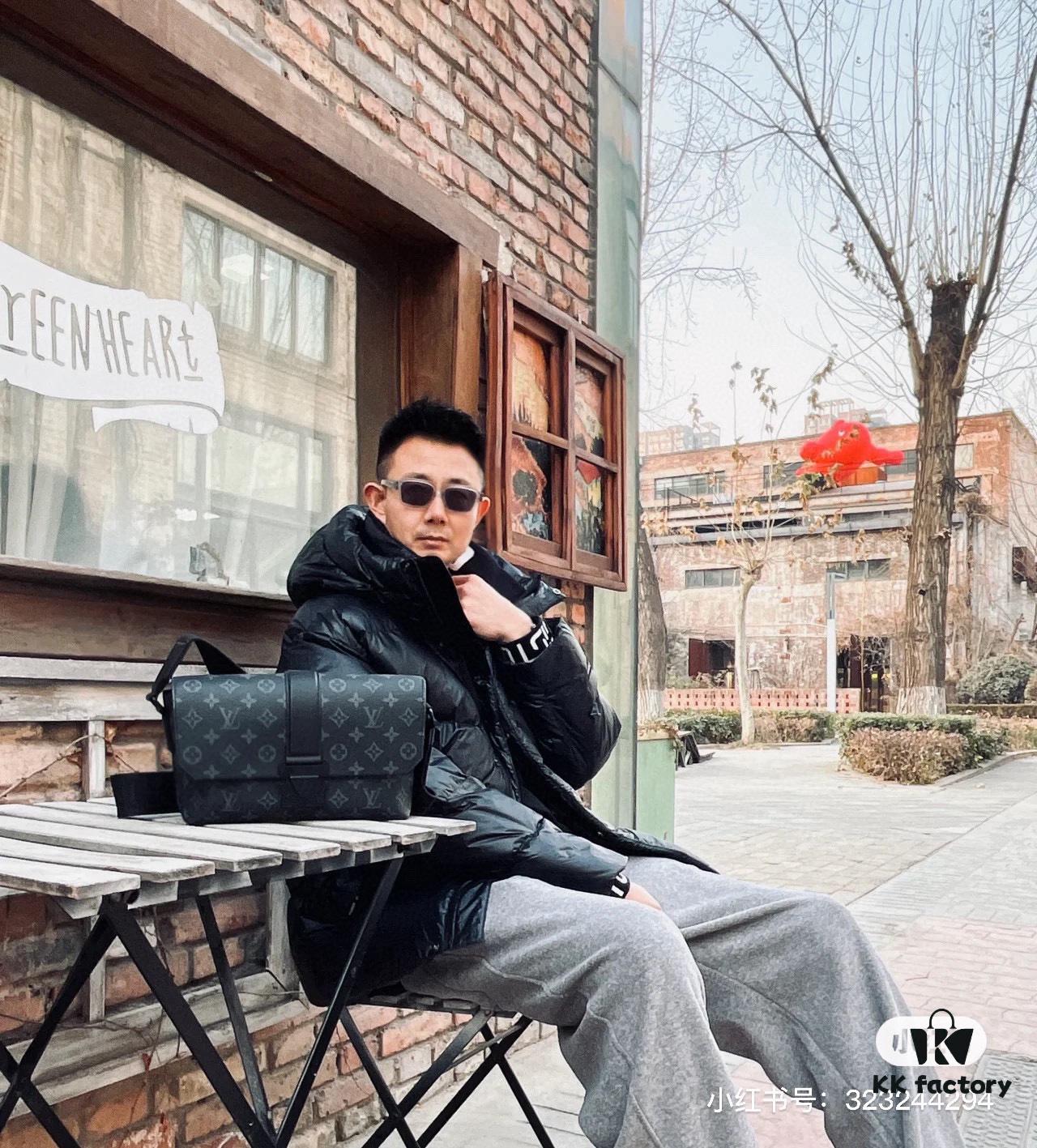 LV Men's Messenger Bag VOYAGER Foldable Box Airplane Box Size: 28*18cm