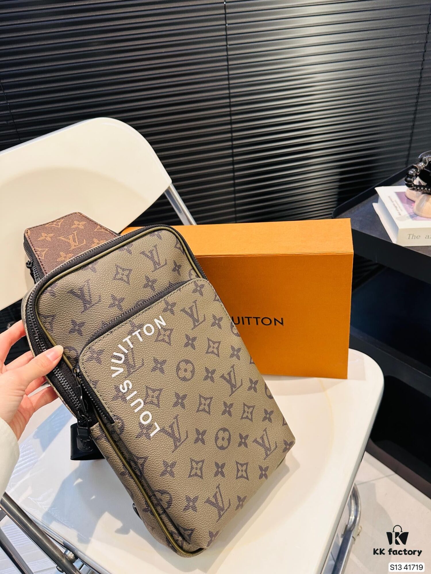 New Men's Chest Bag LV Style, Zippered Waist Pack, Fashionable and Timeless Design