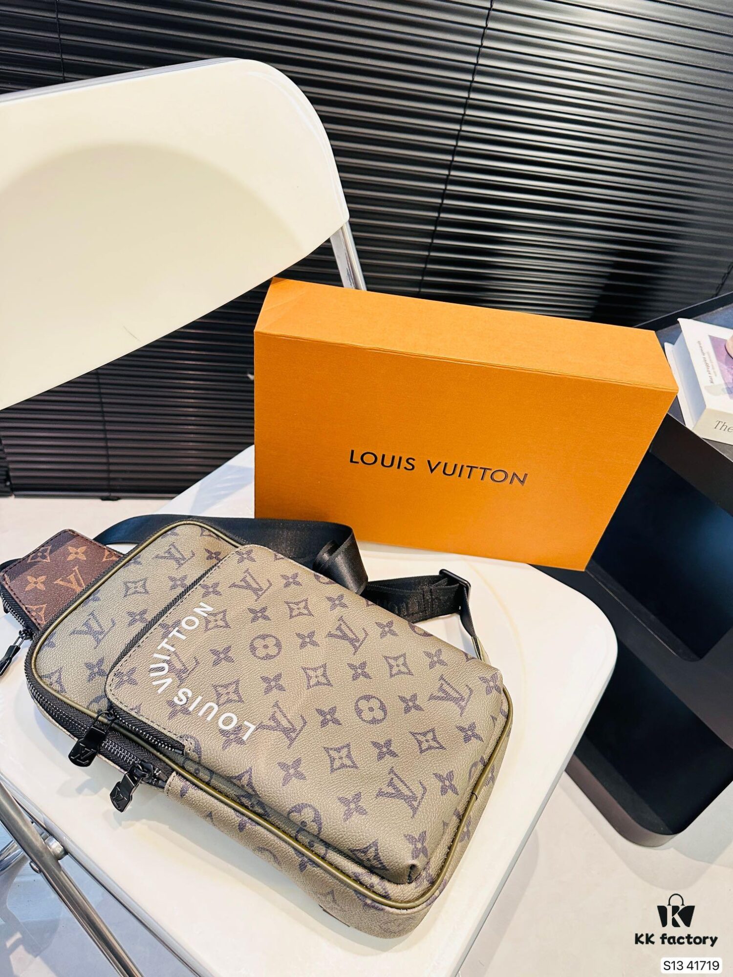 New Men's Chest Bag LV Style, Zippered Waist Pack, Fashionable and Timeless Design