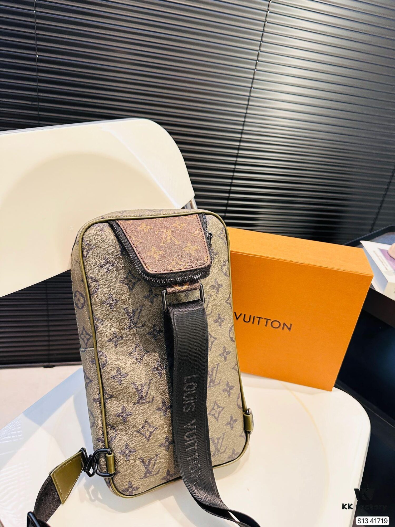 New Men's Chest Bag LV Style, Zippered Waist Pack, Fashionable and Timeless Design